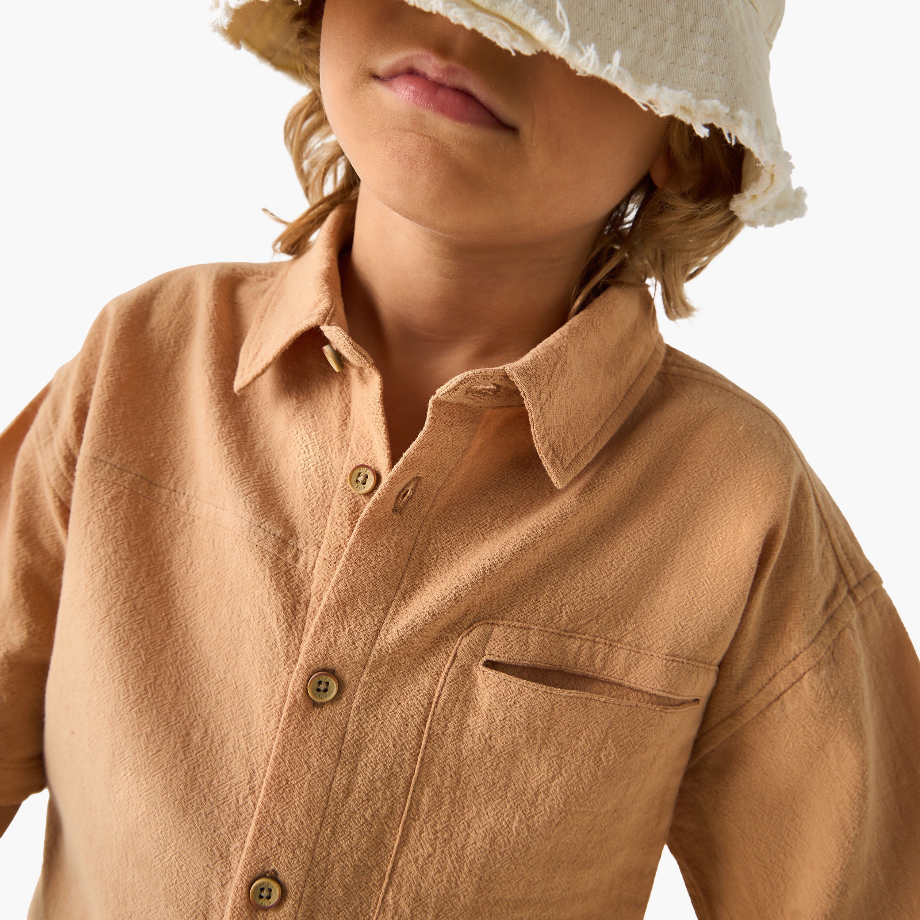 قميص بارز الملمس بياقة وأكمام قصيرة وجيوب-boys-clothing-shirts-image-1