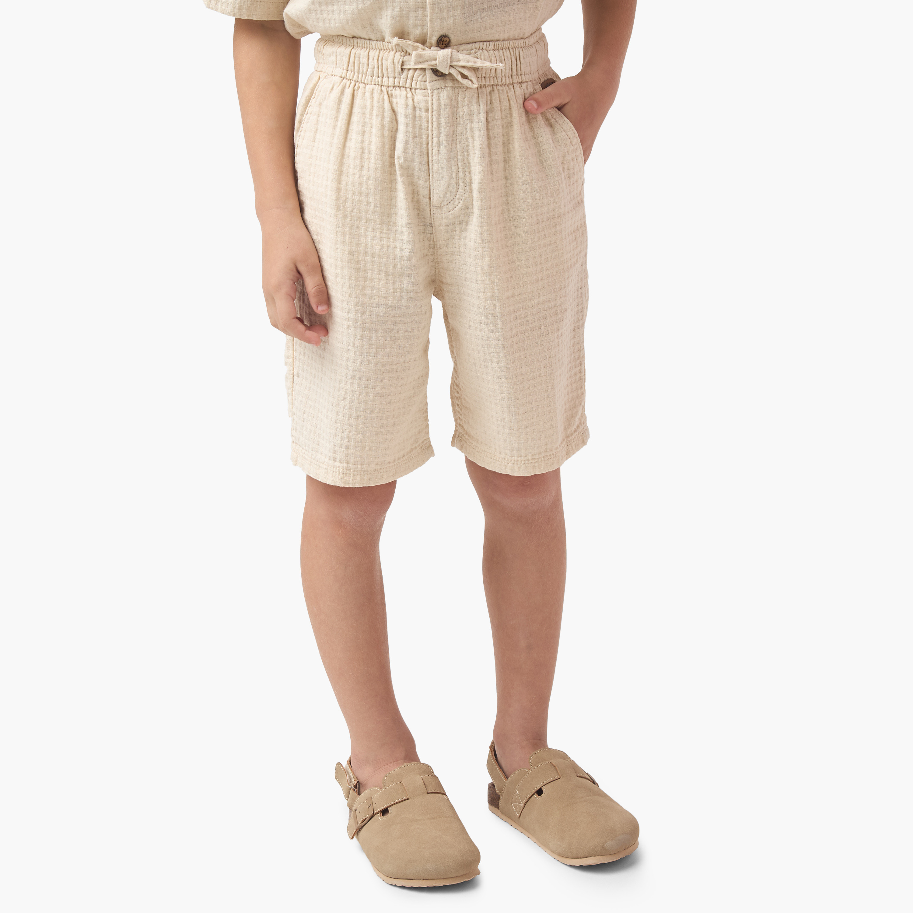طقم شورت وقميص وافل بارز الملمس بياقة عادية-boys-clothing-setsandcoords-image-3