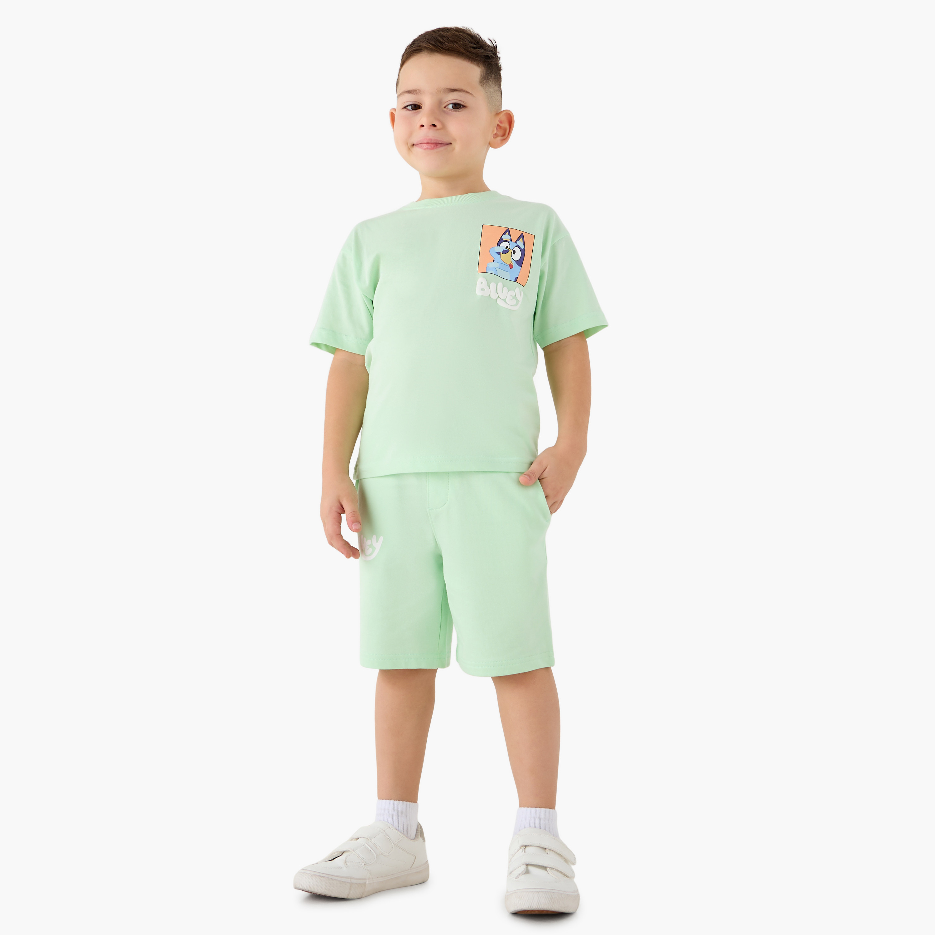 طقم شورت وتيشيرت بياقة ضيقة وطبعات-boys-clothing-setsandcoords-image-1