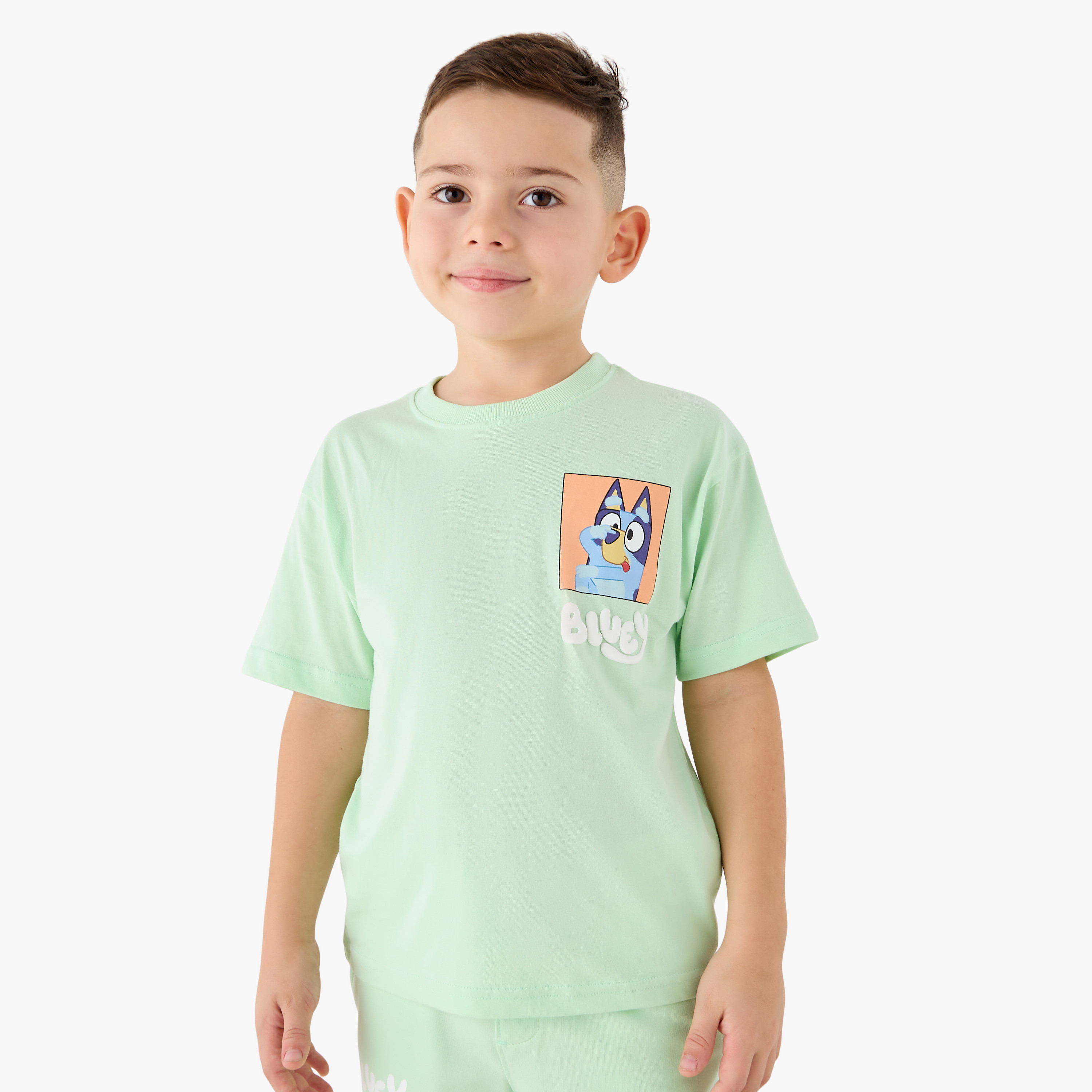 طقم شورت وتيشيرت بياقة ضيقة وطبعات-boys-clothing-setsandcoords-image-2