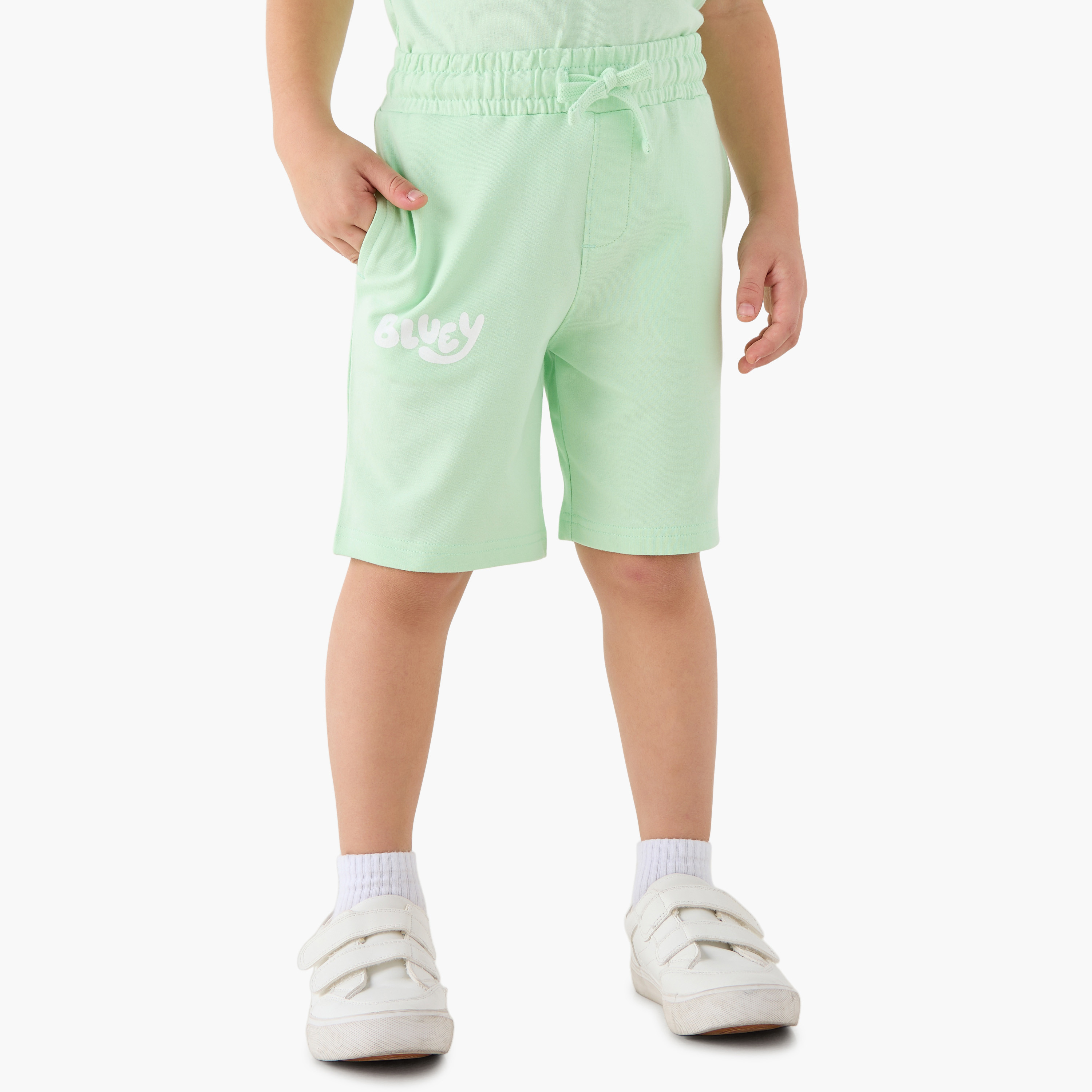 طقم شورت وتيشيرت بياقة ضيقة وطبعات-boys-clothing-setsandcoords-image-3
