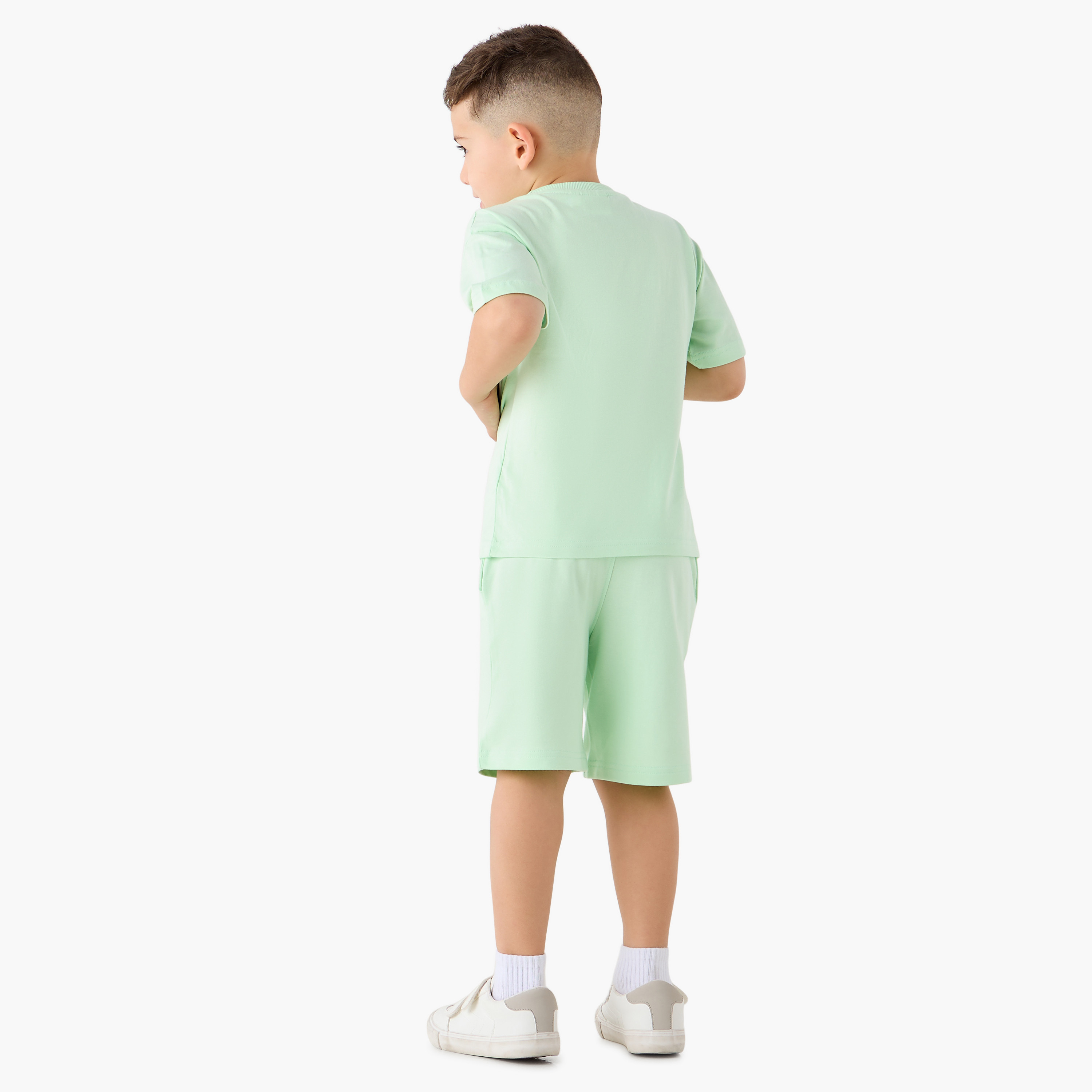 طقم شورت وتيشيرت بياقة ضيقة وطبعات-boys-clothing-setsandcoords-image-4