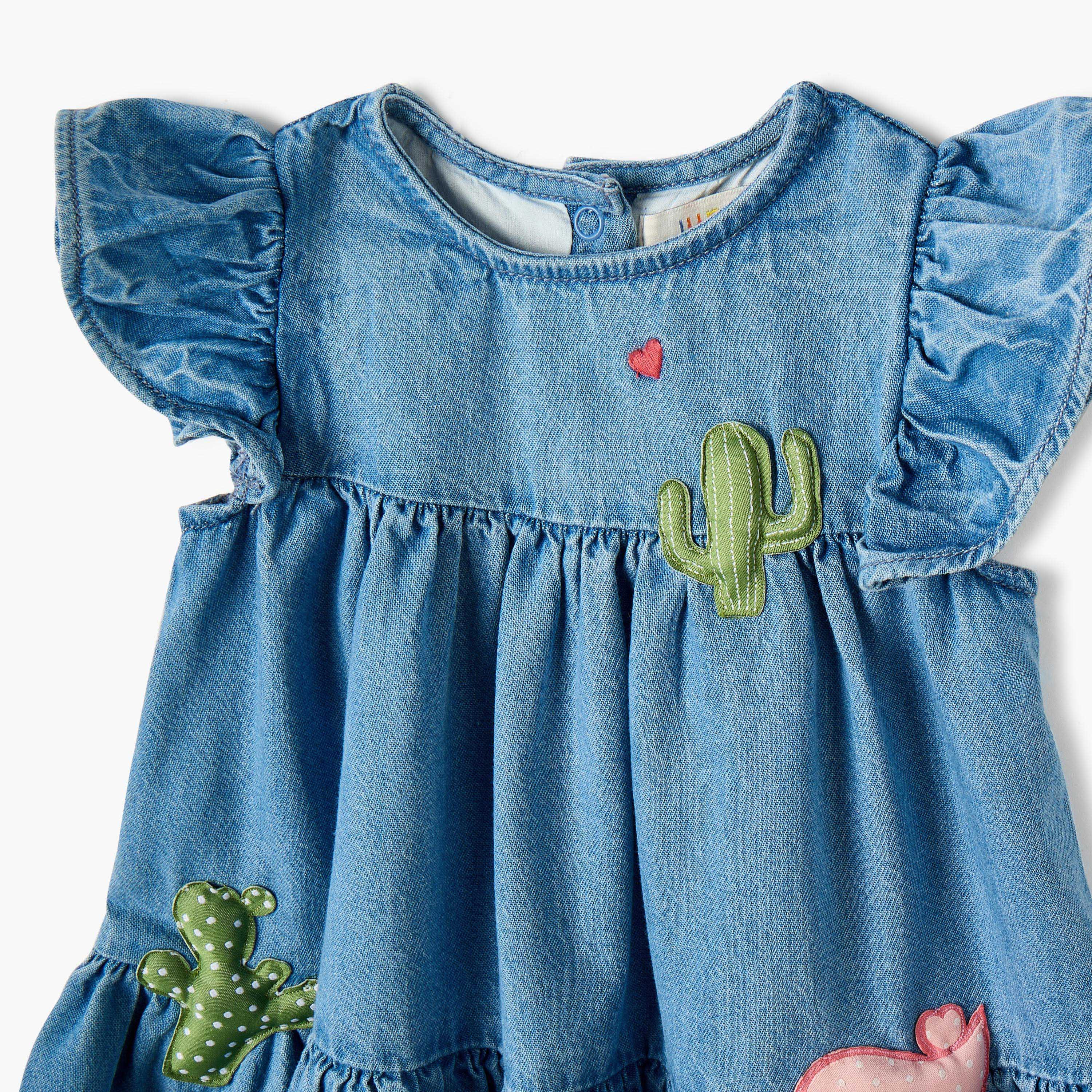فستان دينم متعدد الطبقات بياقة مستديرة وأكمام واسعة وزخارف من جونيورز-baby-girls-clothing-dressesandjumpsuits-image-3