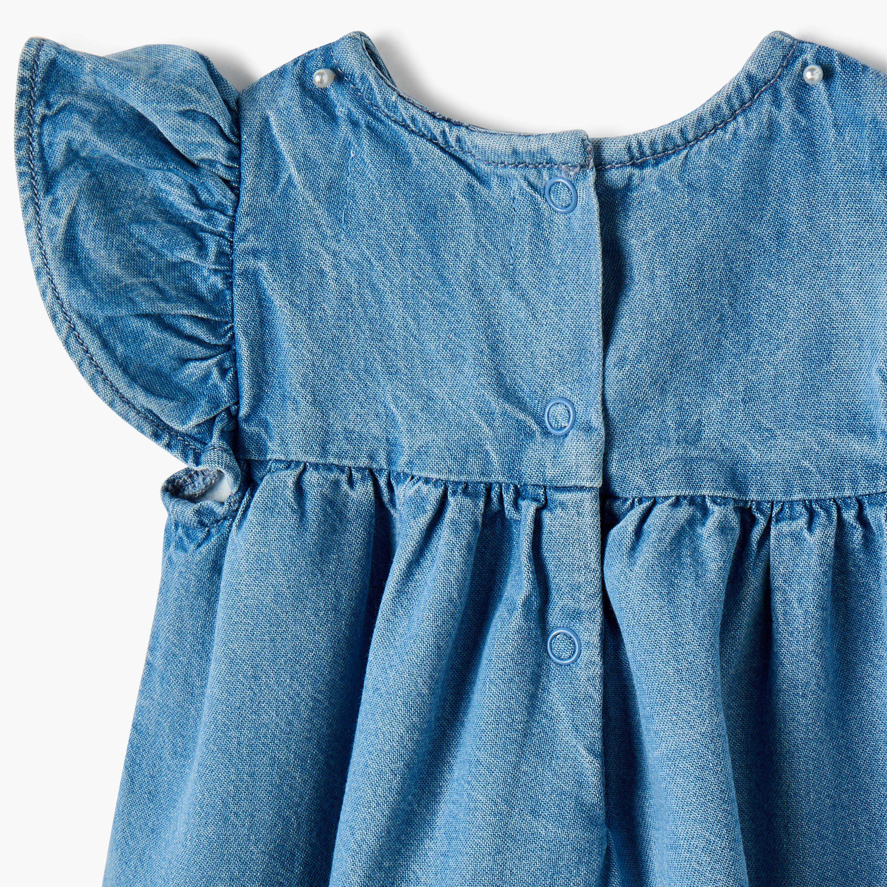 فستان دينم متعدد الطبقات بياقة مستديرة وأكمام واسعة وزخارف من جونيورز-baby-girls-clothing-dressesandjumpsuits-image-4