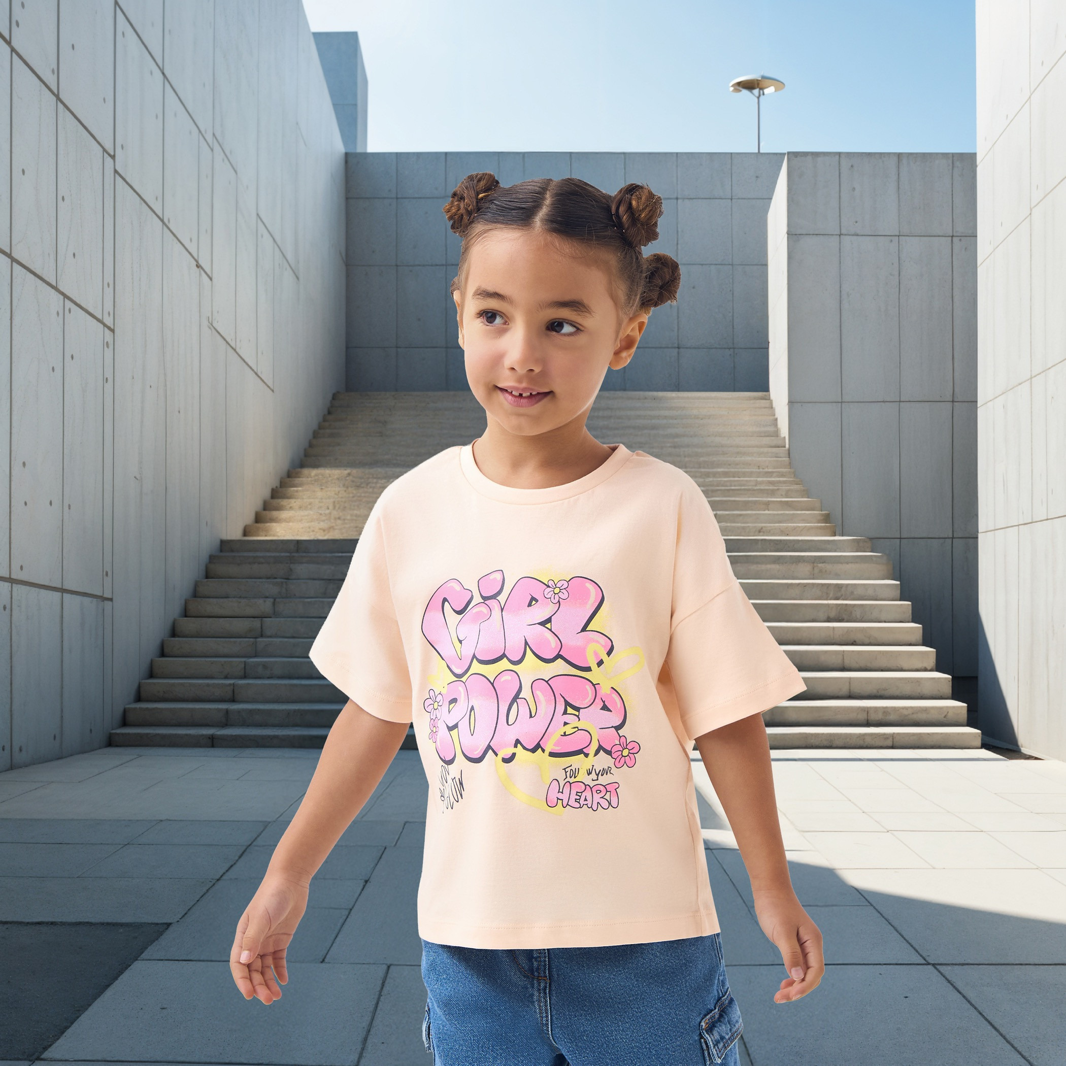 تيشيرت بأكتاف متدلية وطبعات شعار من جونيورز-girls-clothing-tshirts-image-1