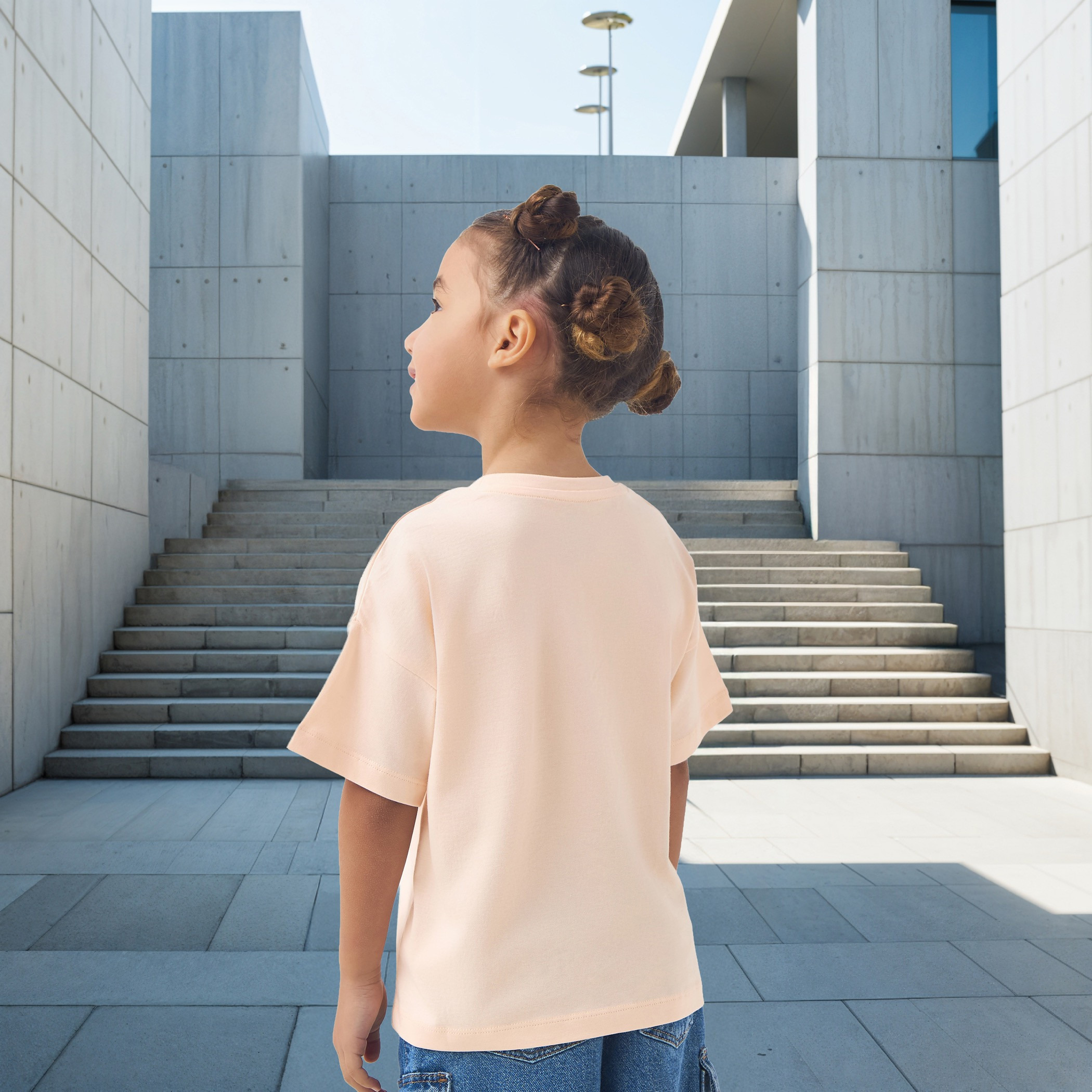 تيشيرت بأكتاف متدلية وطبعات شعار من جونيورز-girls-clothing-tshirts-image-3