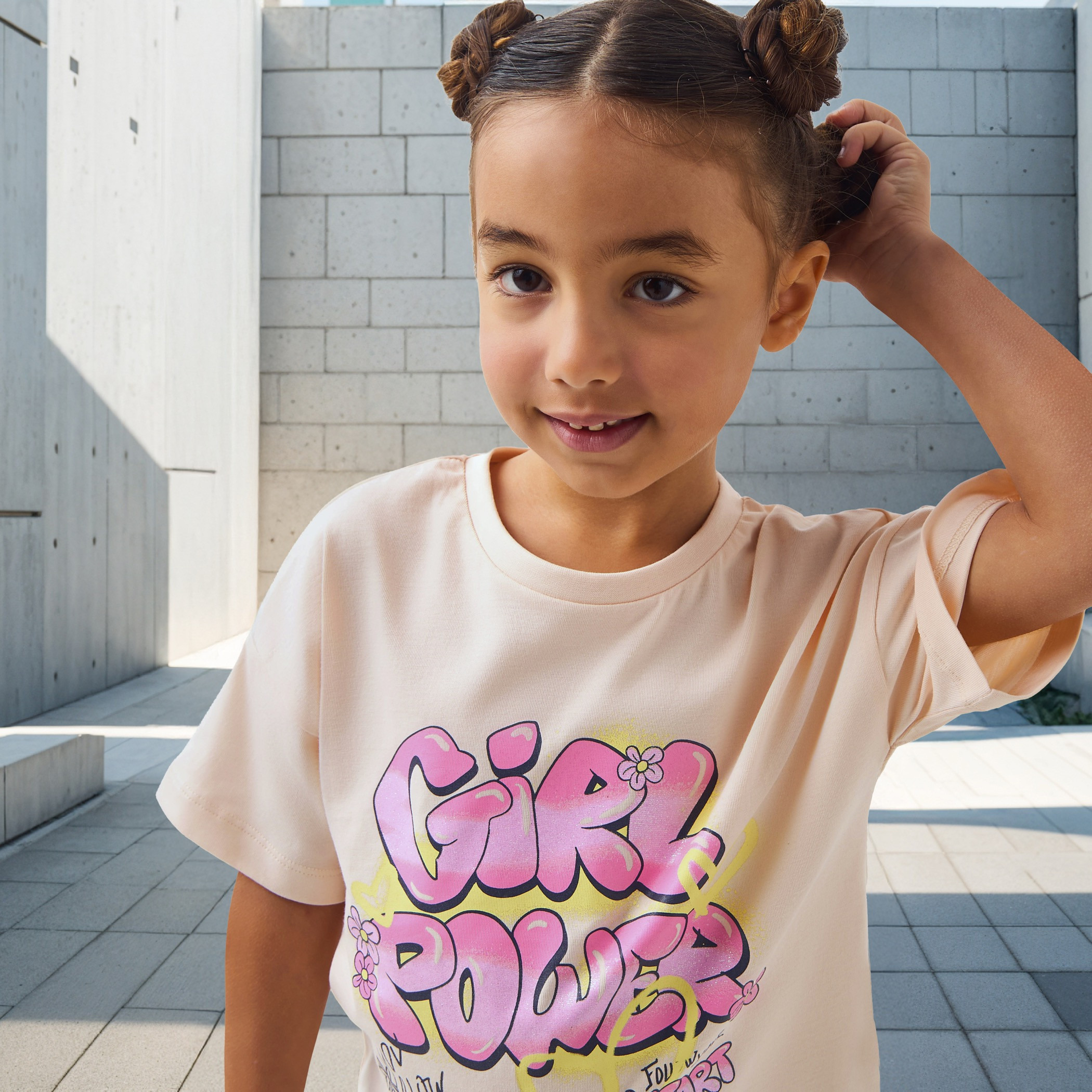 تيشيرت بأكتاف متدلية وطبعات شعار من جونيورز-girls-clothing-tshirts-image-4