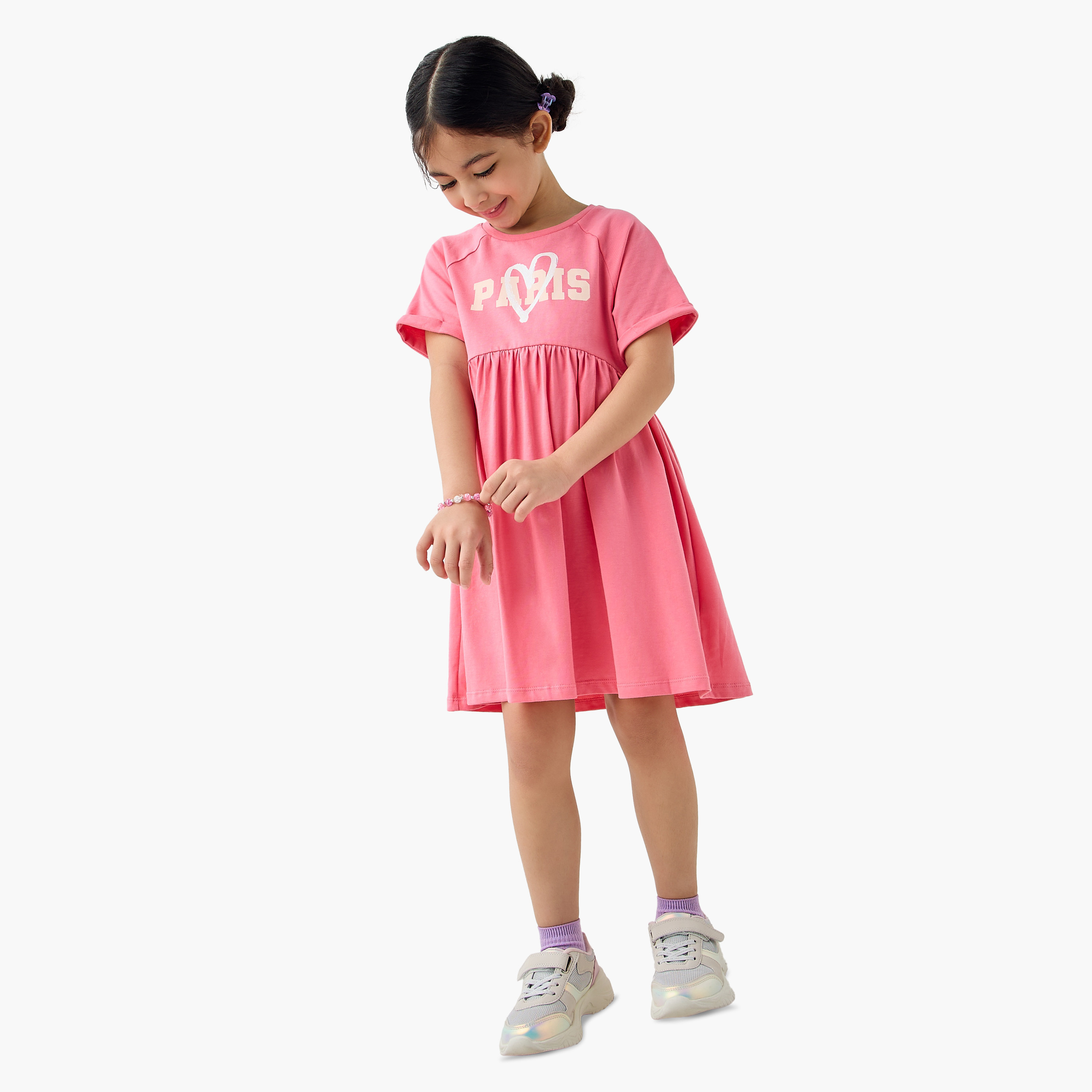 فستان بأكمام مغايرة وطبعات تايبوجرافيك من جونيورز-girls-clothing-dressesandjumpsuits-image-2