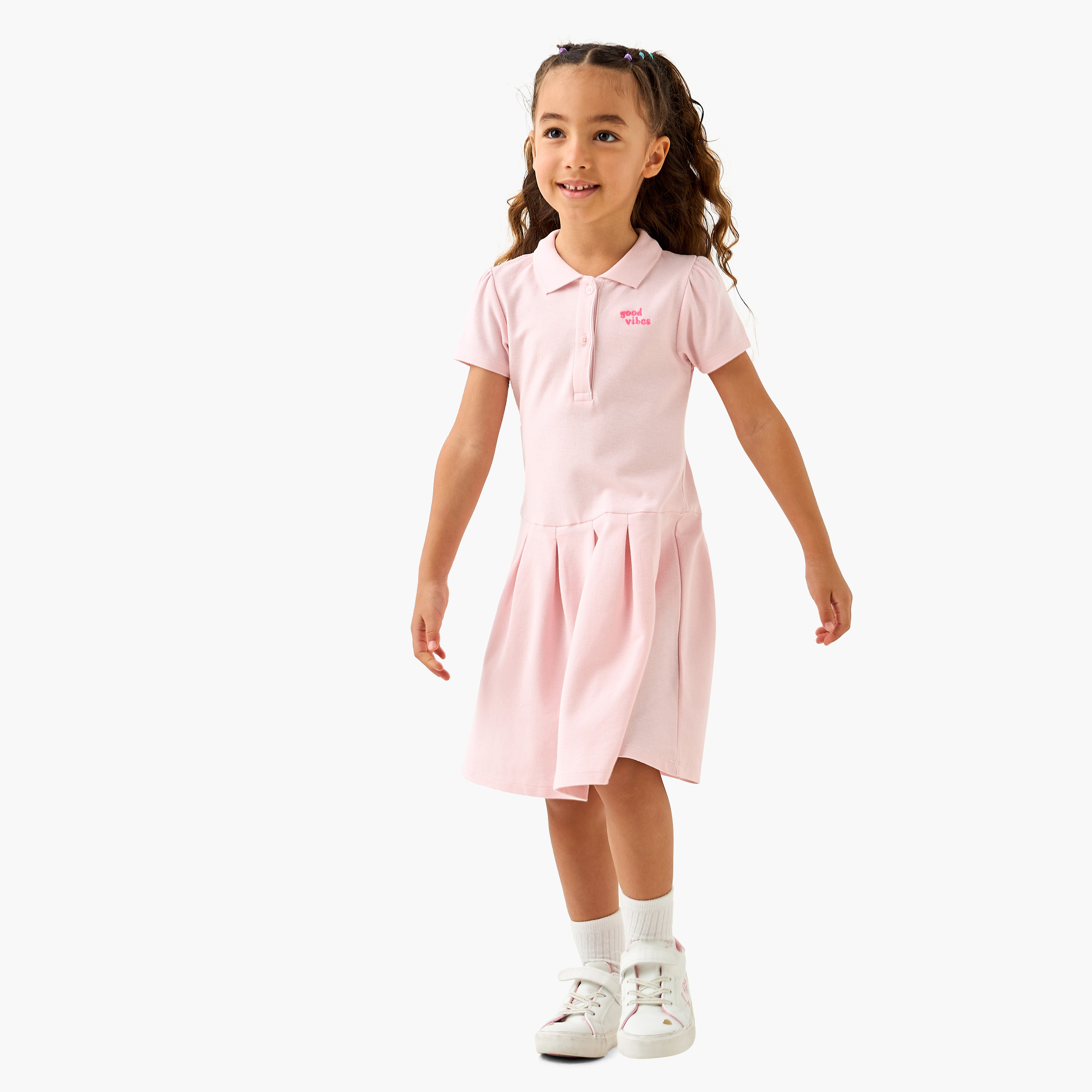 فستان بولو بزخارف شعار وأكمام قصيرة من جونيورز-girls-clothing-dressesandjumpsuits-image-2