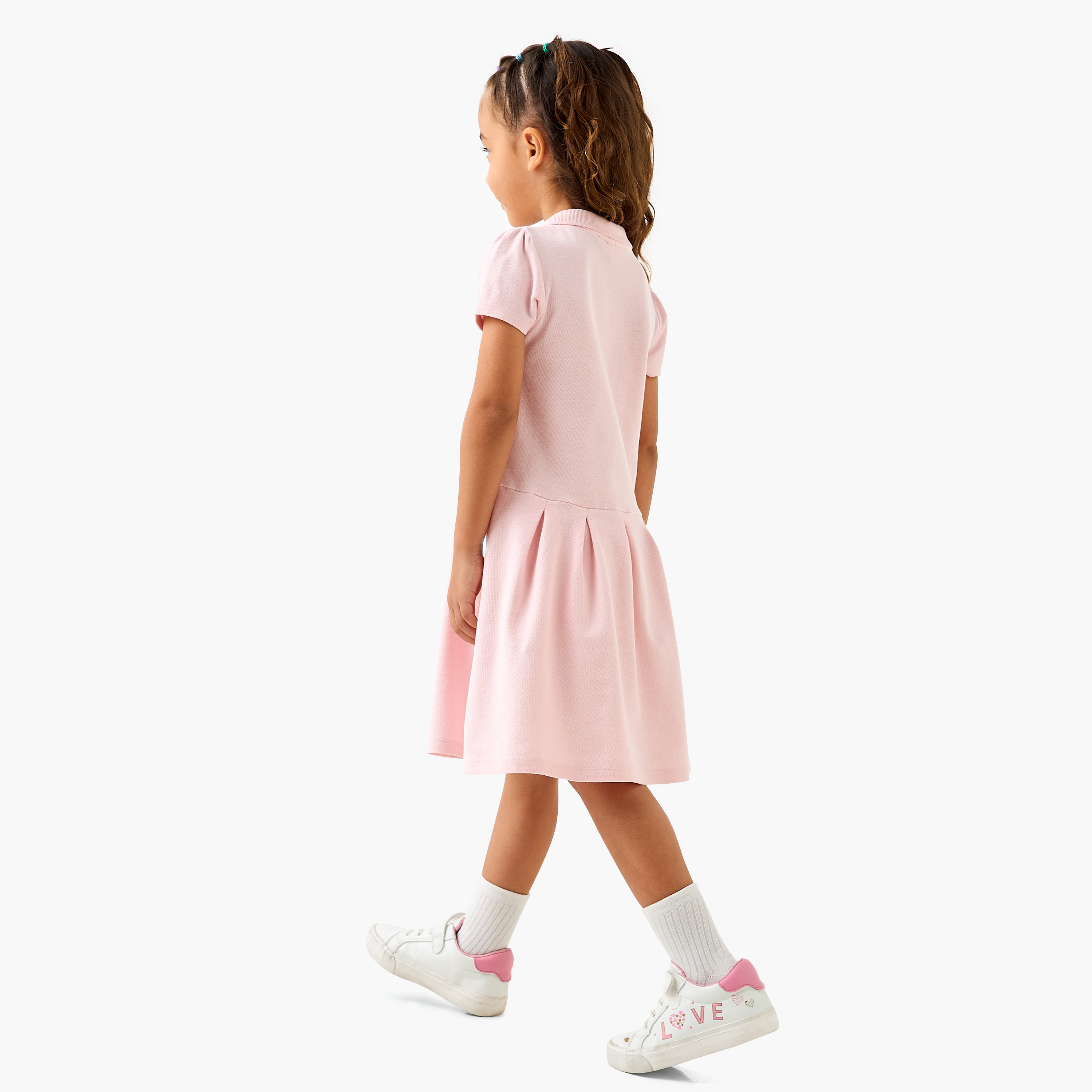 فستان بولو بزخارف شعار وأكمام قصيرة من جونيورز-girls-clothing-dressesandjumpsuits-image-3