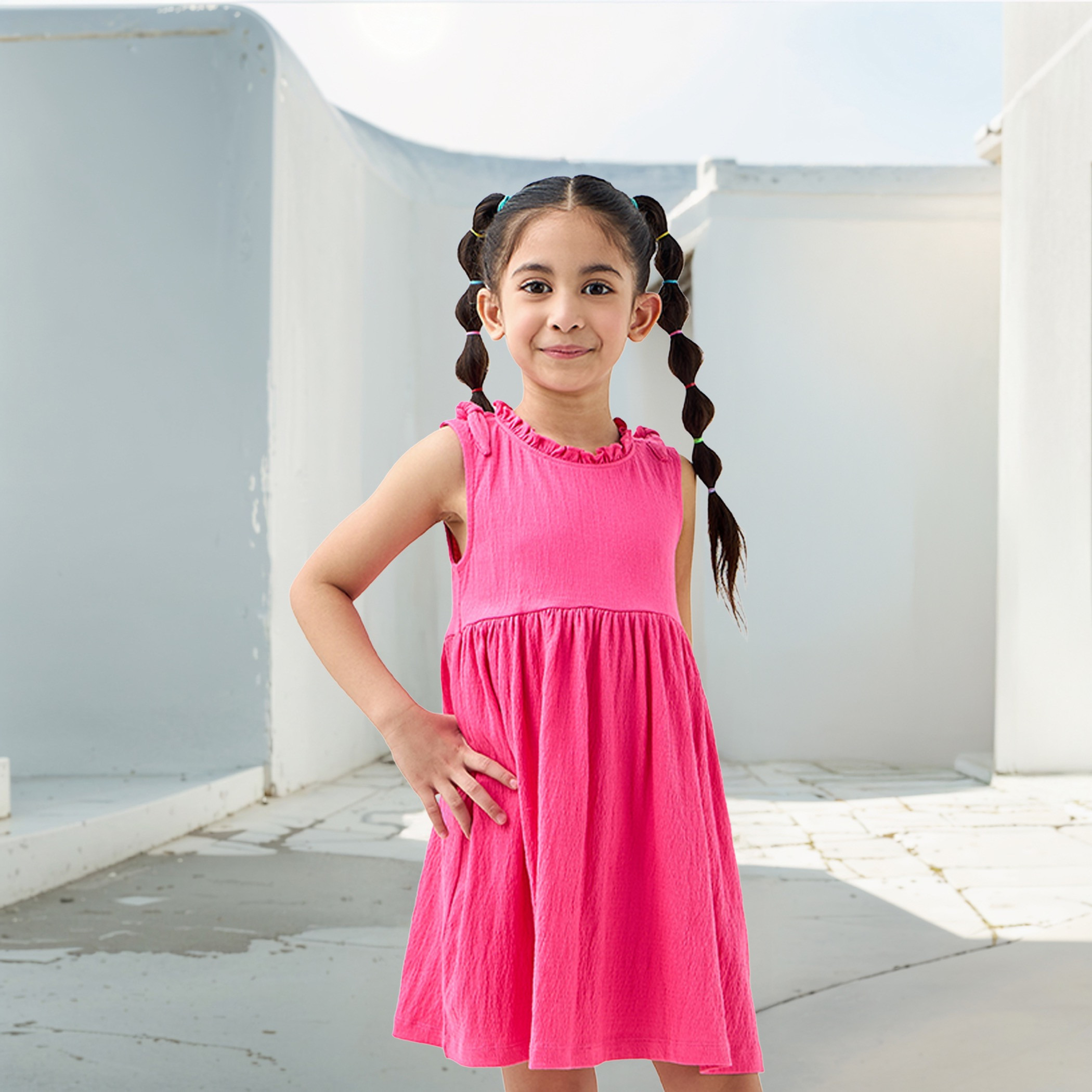 فستان دون أكمام بارز الملمس مع حافة كشكش وفيونكة من جونيورز-girls-clothing-dressesandjumpsuits-image-1