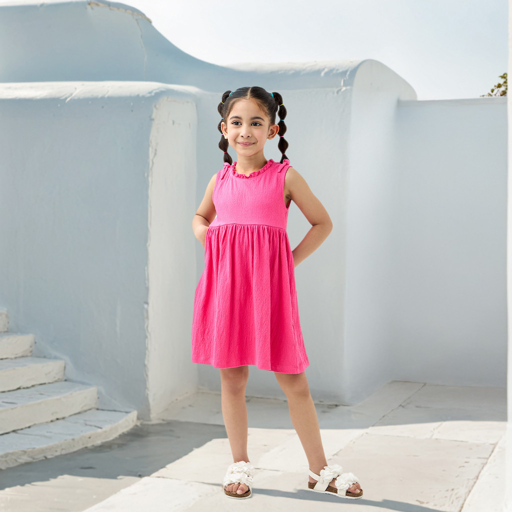 فستان دون أكمام بارز الملمس مع حافة كشكش وفيونكة من جونيورز-girls-clothing-dressesandjumpsuits-image-2