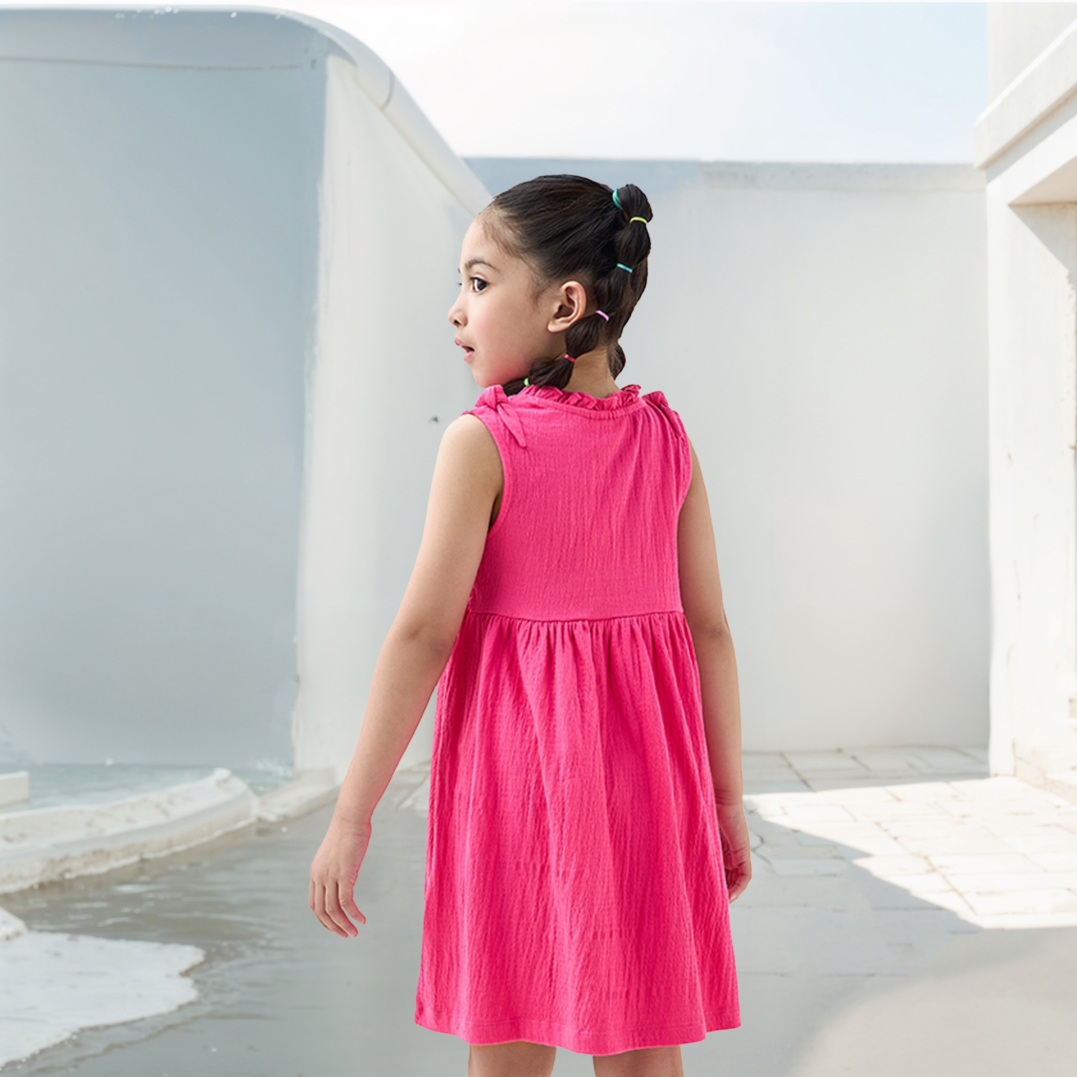 فستان دون أكمام بارز الملمس مع حافة كشكش وفيونكة من جونيورز-girls-clothing-dressesandjumpsuits-image-3