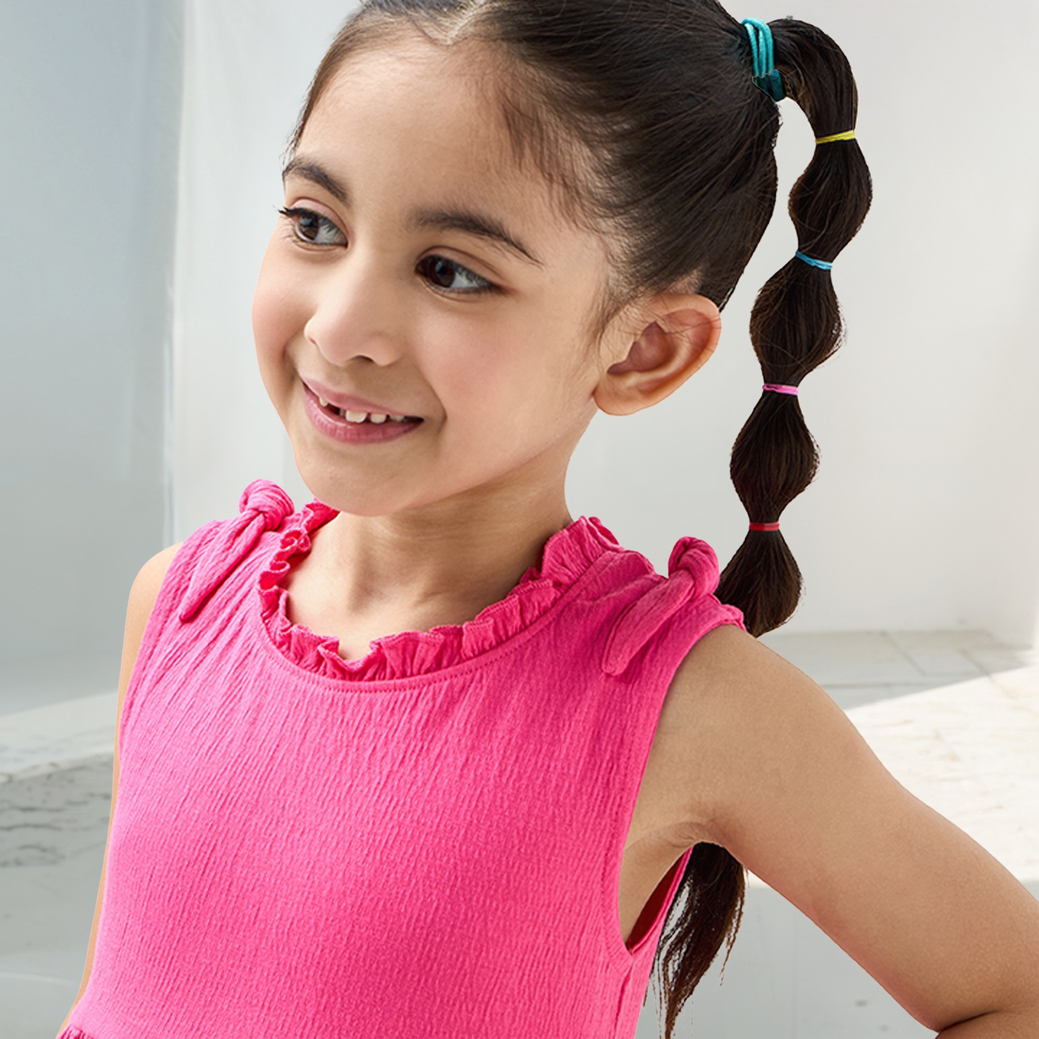 فستان دون أكمام بارز الملمس مع حافة كشكش وفيونكة من جونيورز-girls-clothing-dressesandjumpsuits-image-4