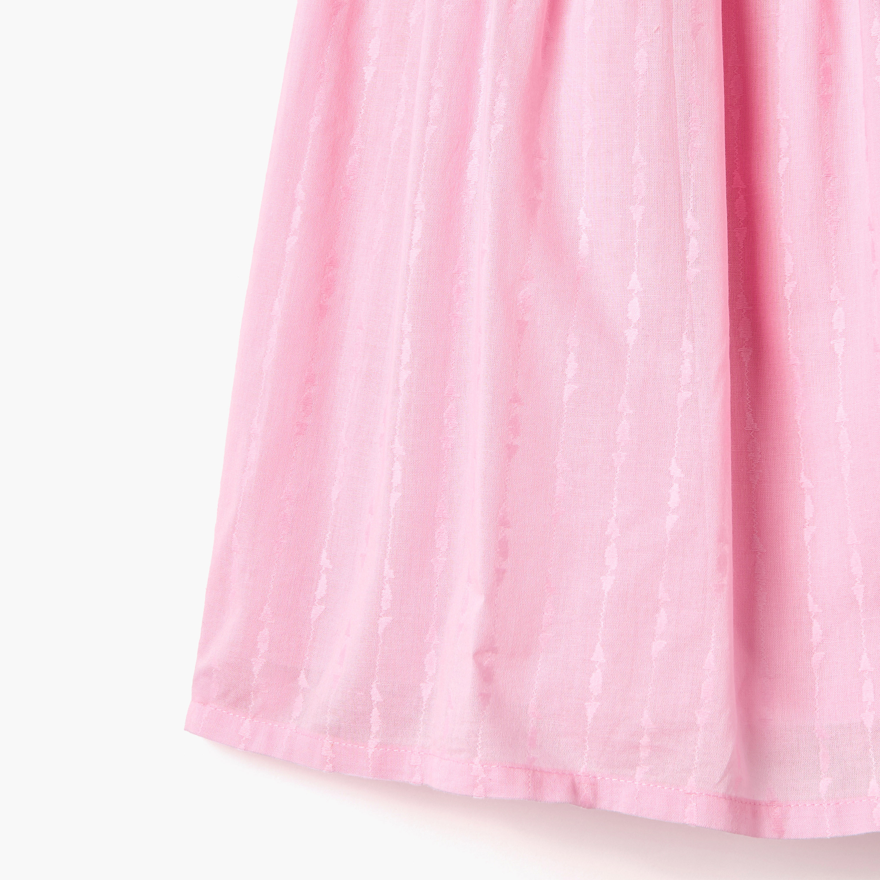 فستان إيه لاين دون أكمام بارز الملمس بياقة وأزرار إغلاق من جونيورز-girls-clothing-dressesandjumpsuits-image-4