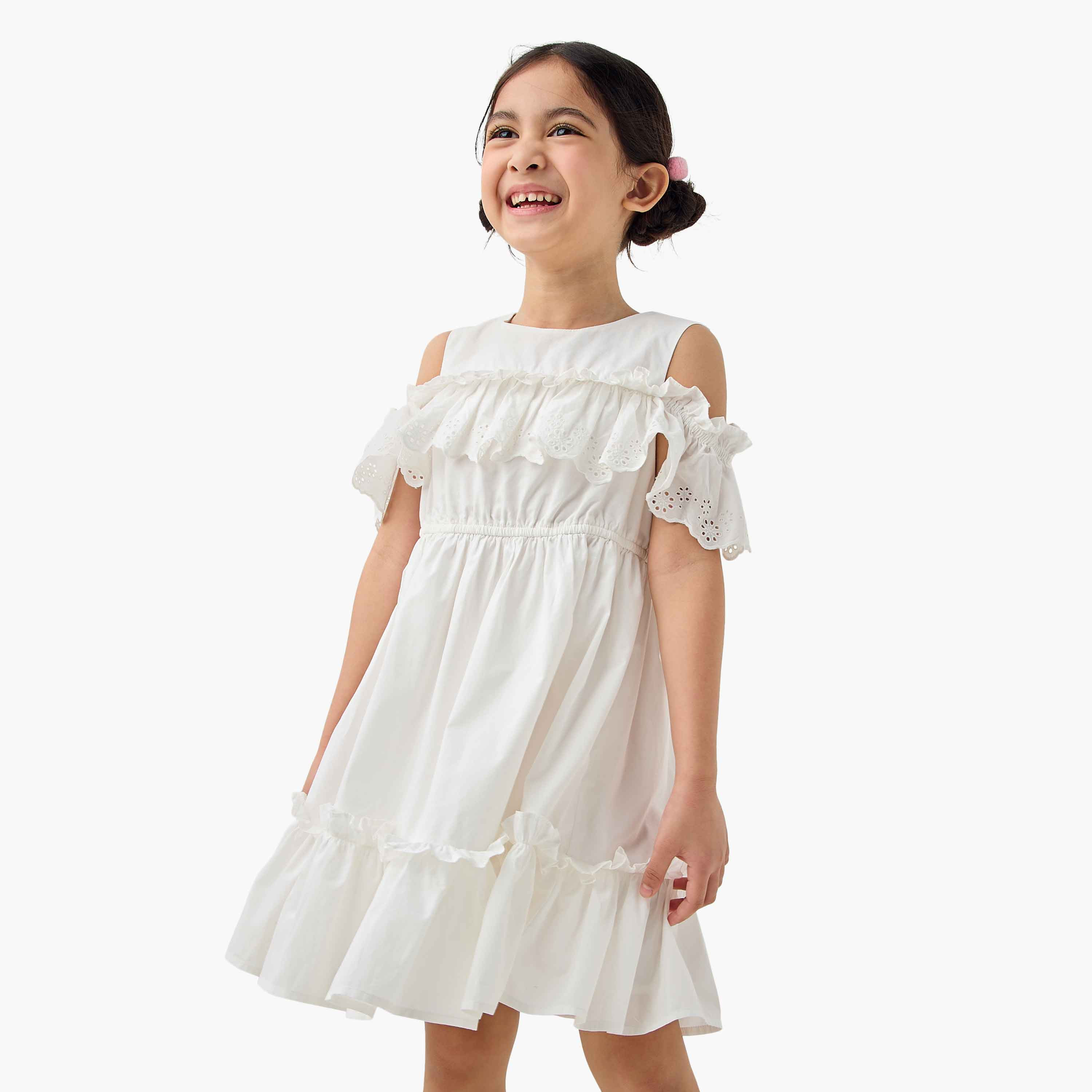 فستان بياقة مستديرة وأكتاف مكشوفة وكشكش من جونيورز-girls-clothing-dressesandjumpsuits-image-1