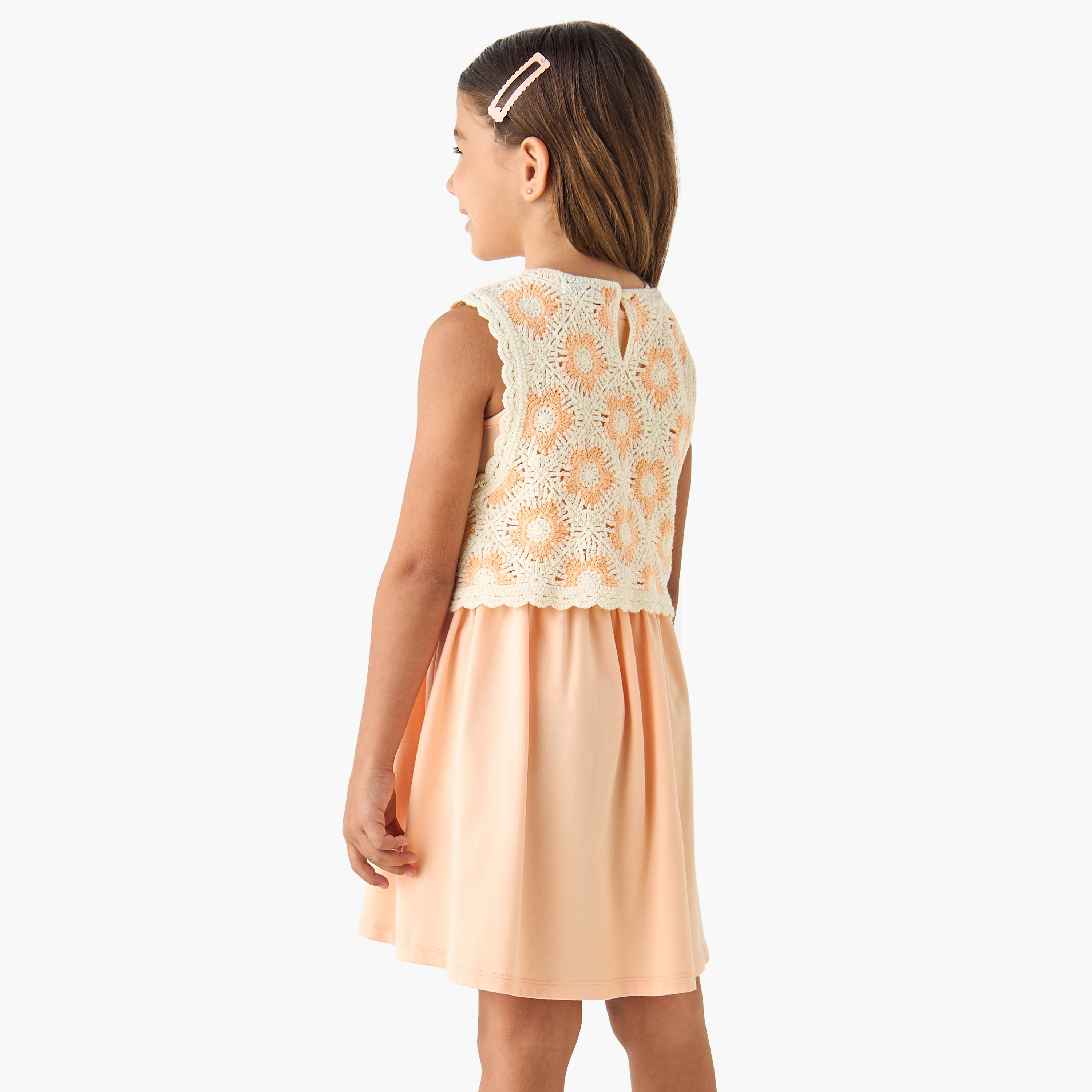 فستان دون أكمام بياقة مستديرة وتفاصيل كروشيه من جونيورز-girls-clothing-dressesandjumpsuits-image-3