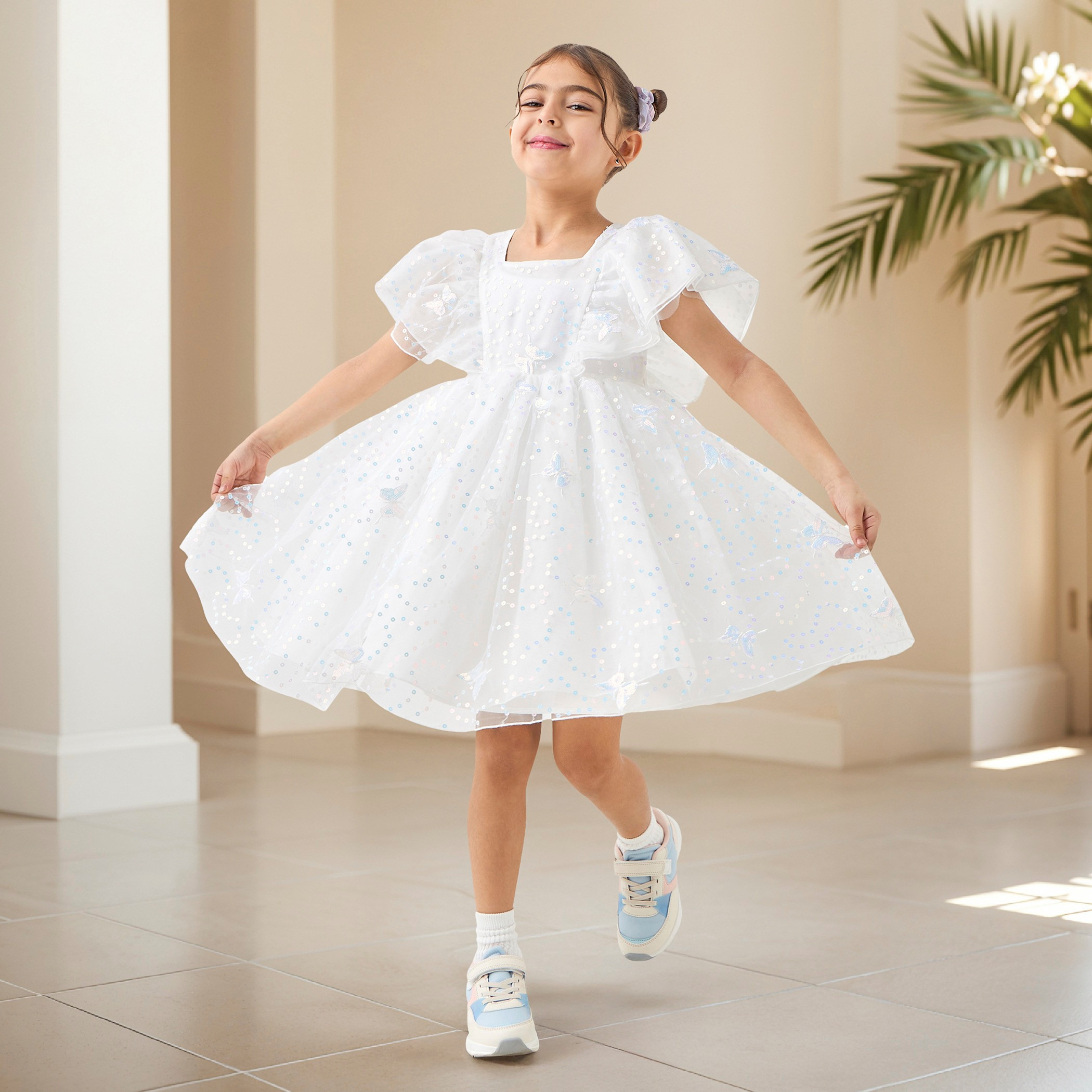 فستان بتزيينات فراشة وأكمام كشكش من جونيورز-girls-clothing-dressesandjumpsuits-image-2