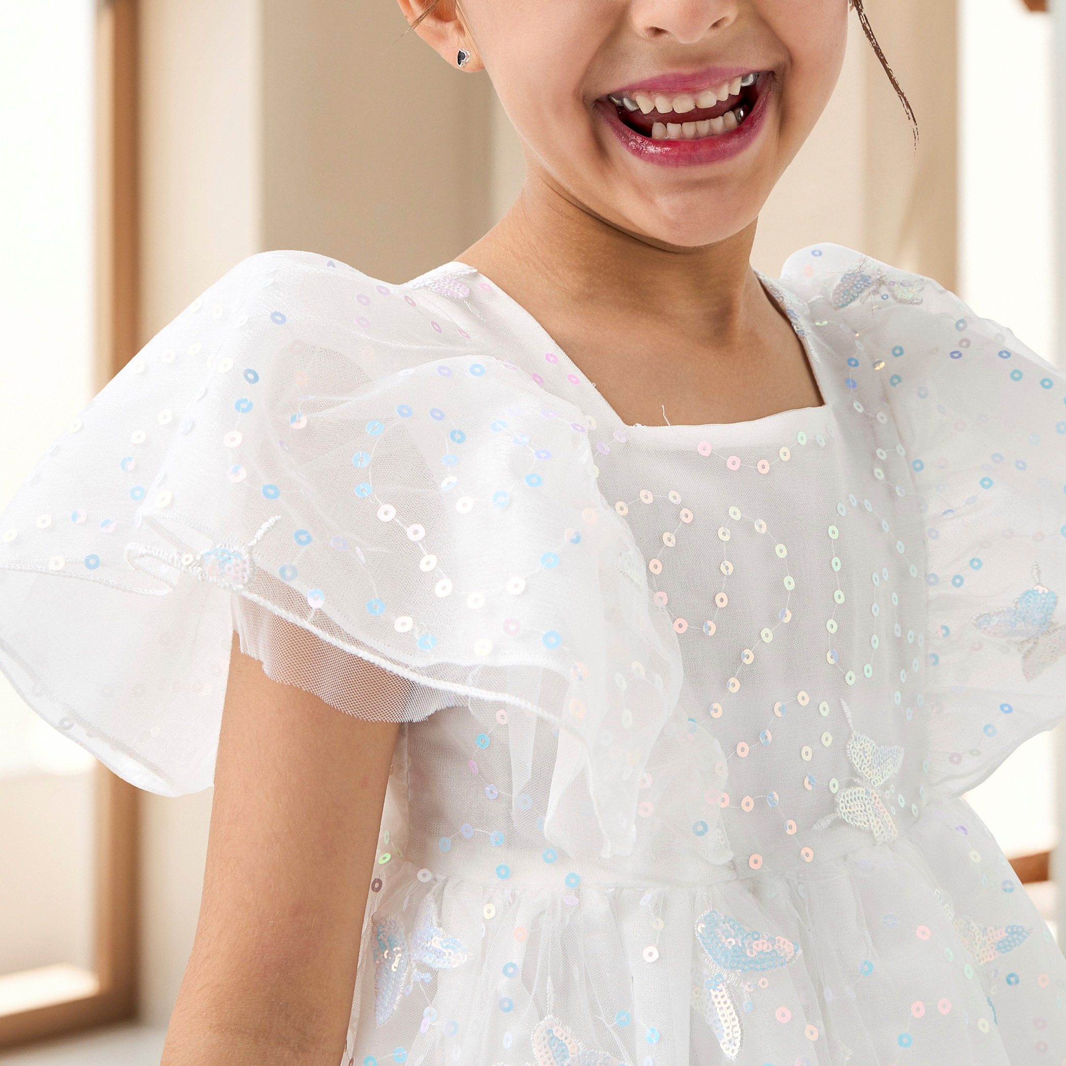 فستان بتزيينات فراشة وأكمام كشكش من جونيورز-girls-clothing-dressesandjumpsuits-image-4