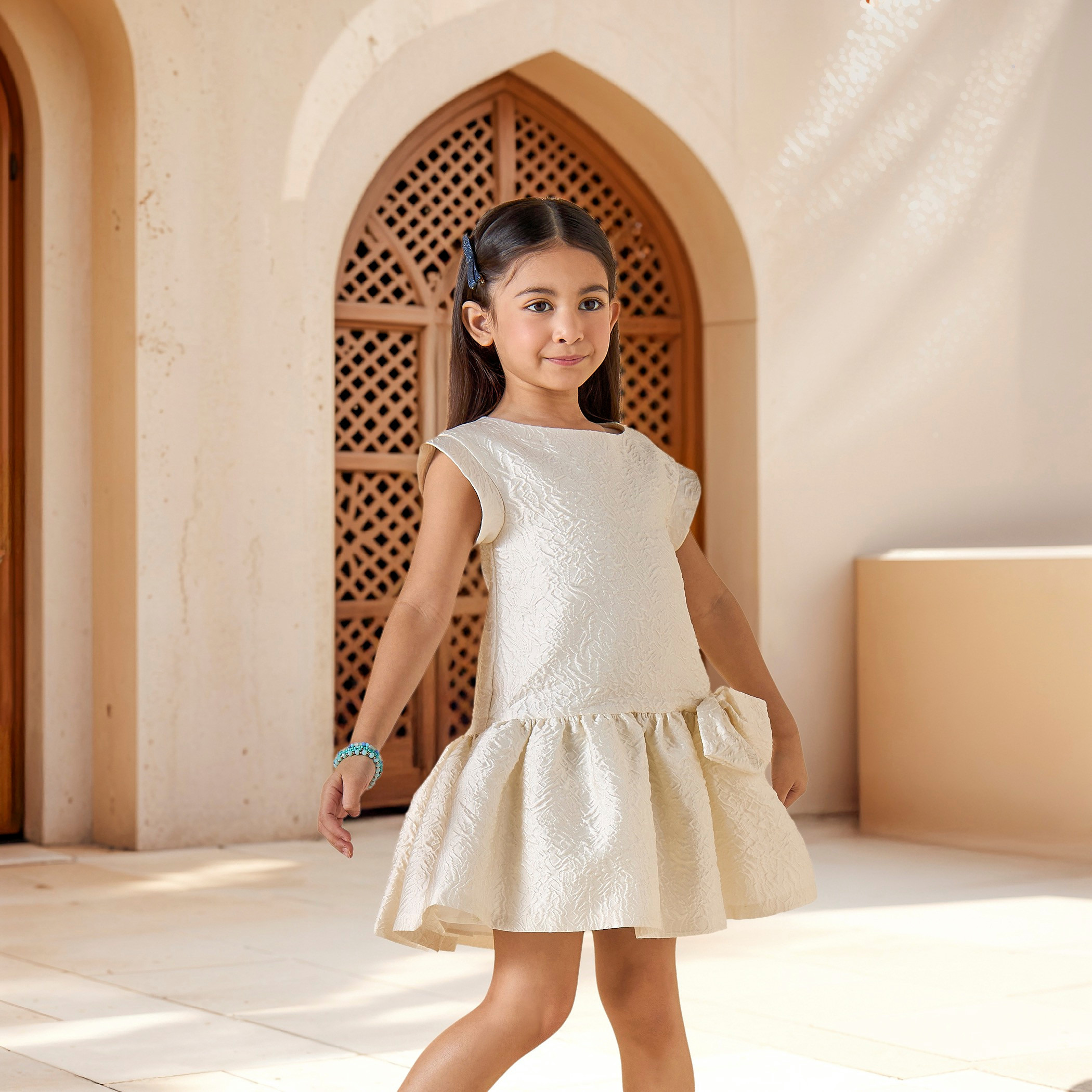 فستان بارز الملمس بزينة فيونكة وأكمام كاب من جونيورز-girls-clothing-dressesandjumpsuits-image-1