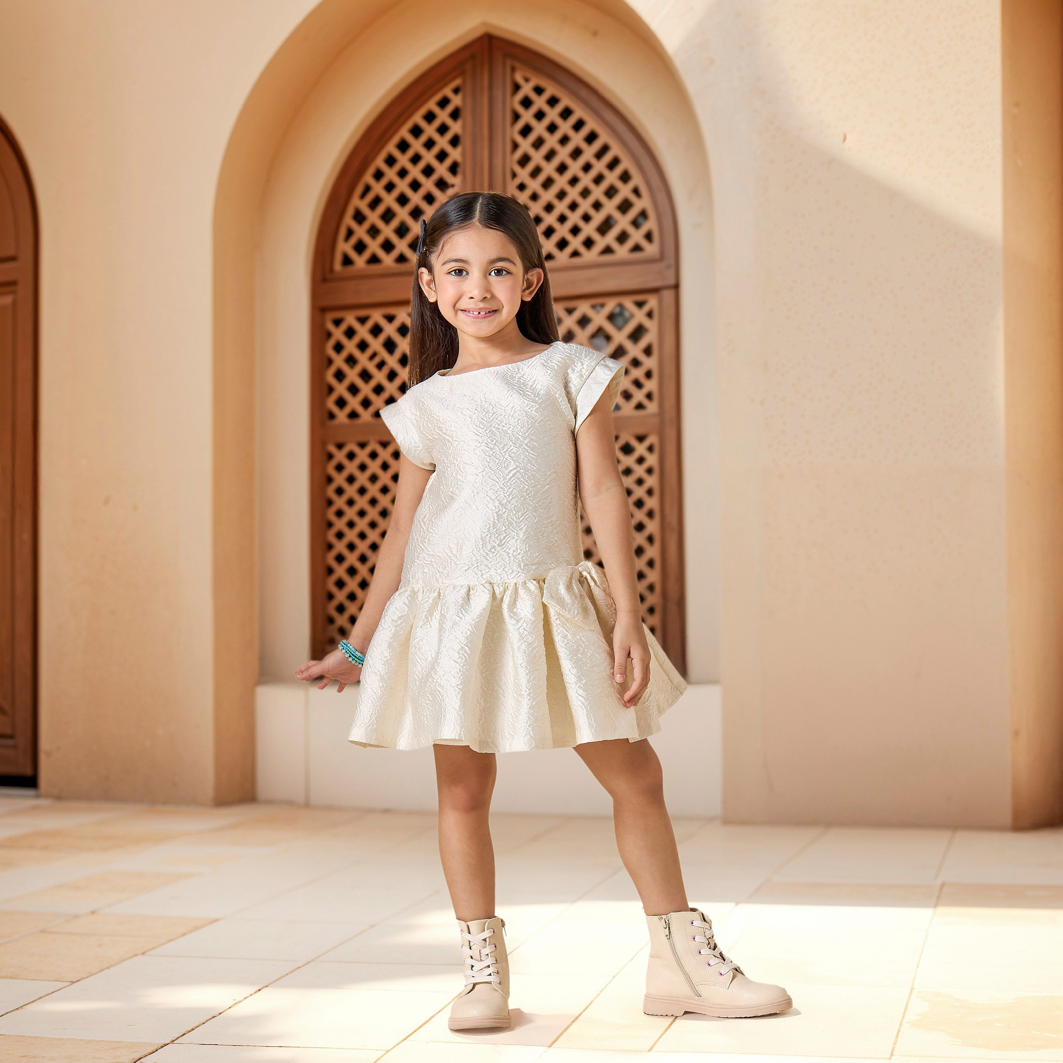 فستان بارز الملمس بزينة فيونكة وأكمام كاب من جونيورز-girls-clothing-dressesandjumpsuits-image-2