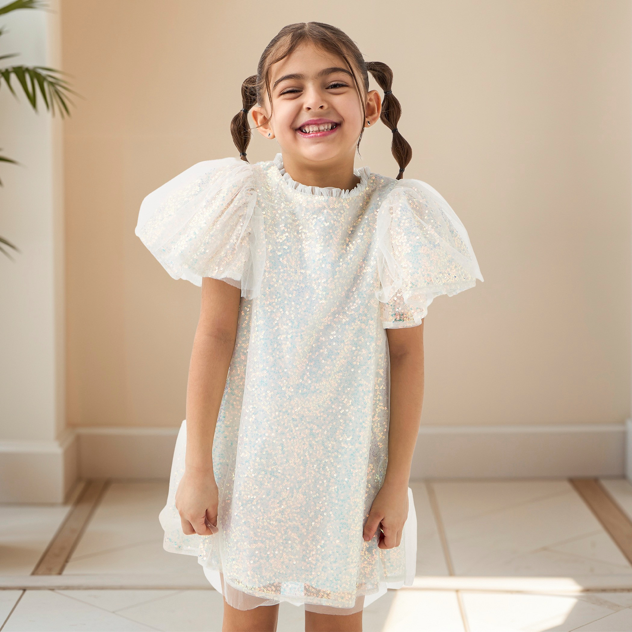 فستان مزين بأكمام كاب بتفاصيل كشكش من جونيورز-girls-clothing-dressesandjumpsuits-image-1