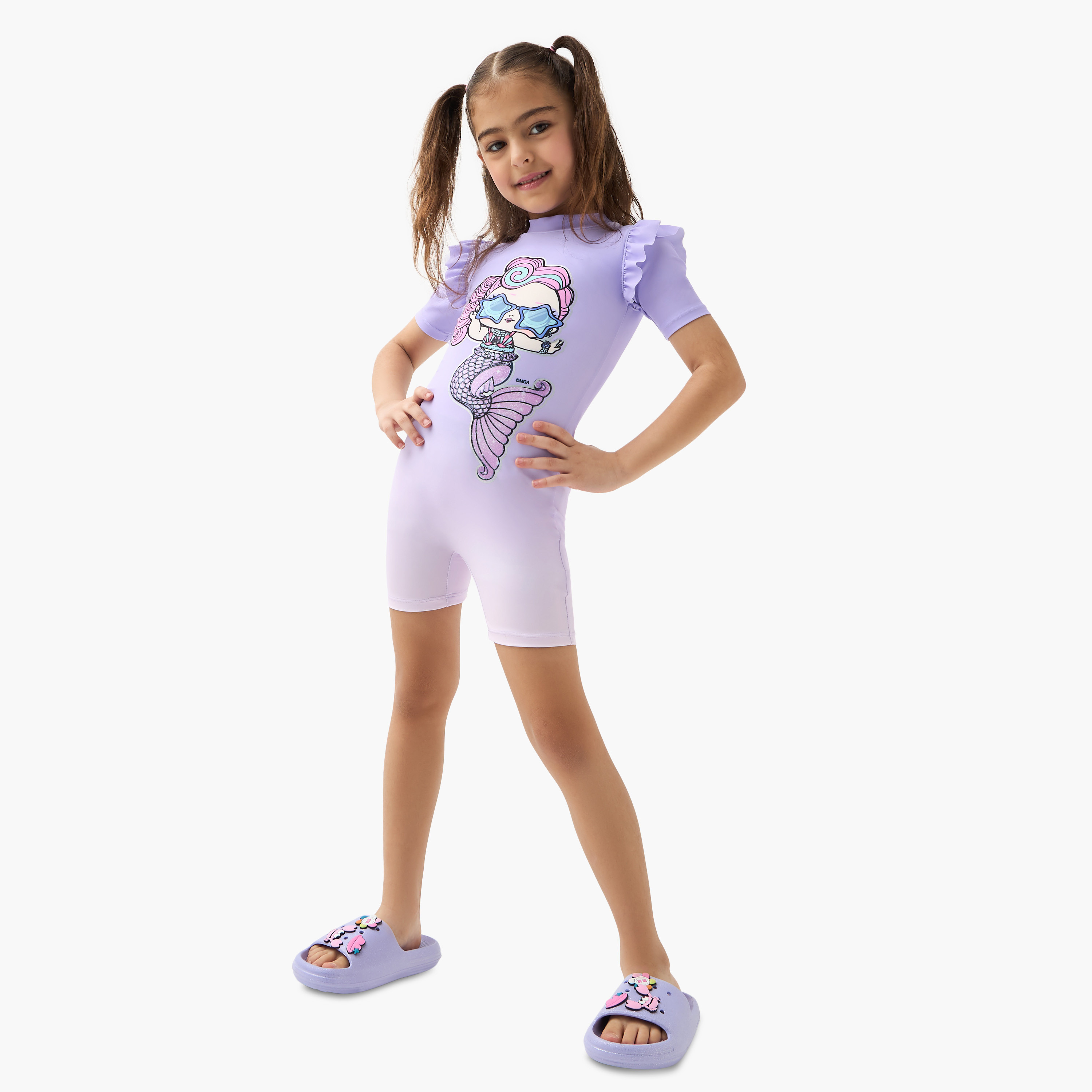 بدلة سباحة بأكمام قصيرة وسحّاب إغلاق بطبعات إل أو إل سربرايز-girls-clothing-sportswear-swimwear-image-4