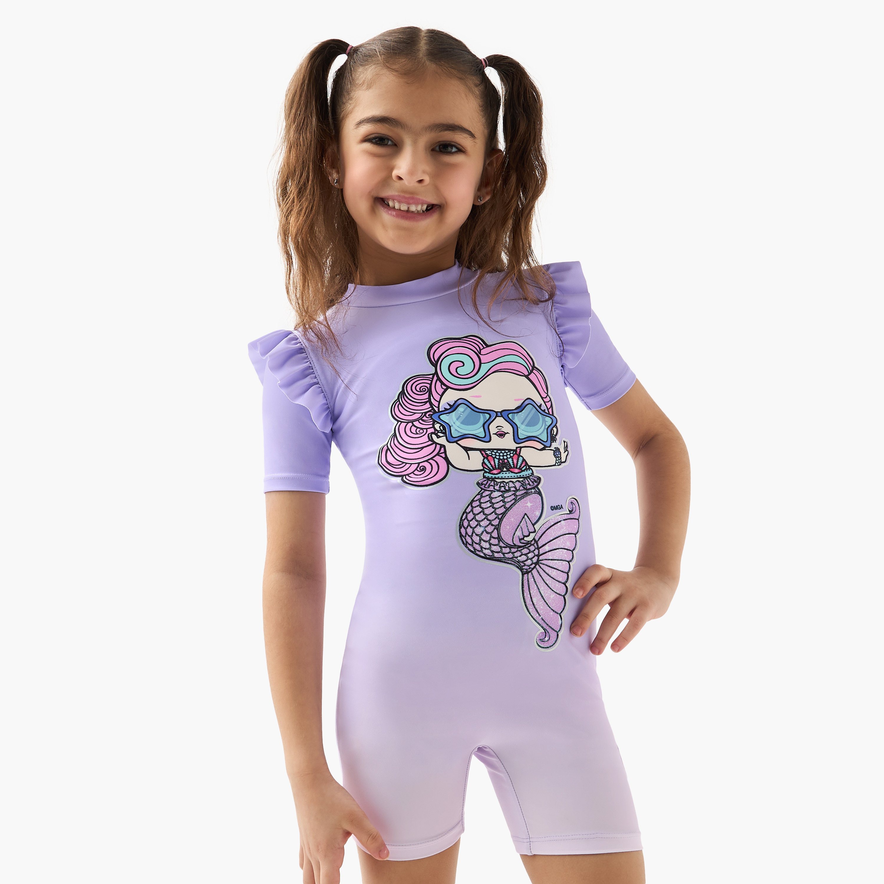 بدلة سباحة بأكمام قصيرة وسحّاب إغلاق بطبعات إل أو إل سربرايز-girls-clothing-sportswear-swimwear-image-3