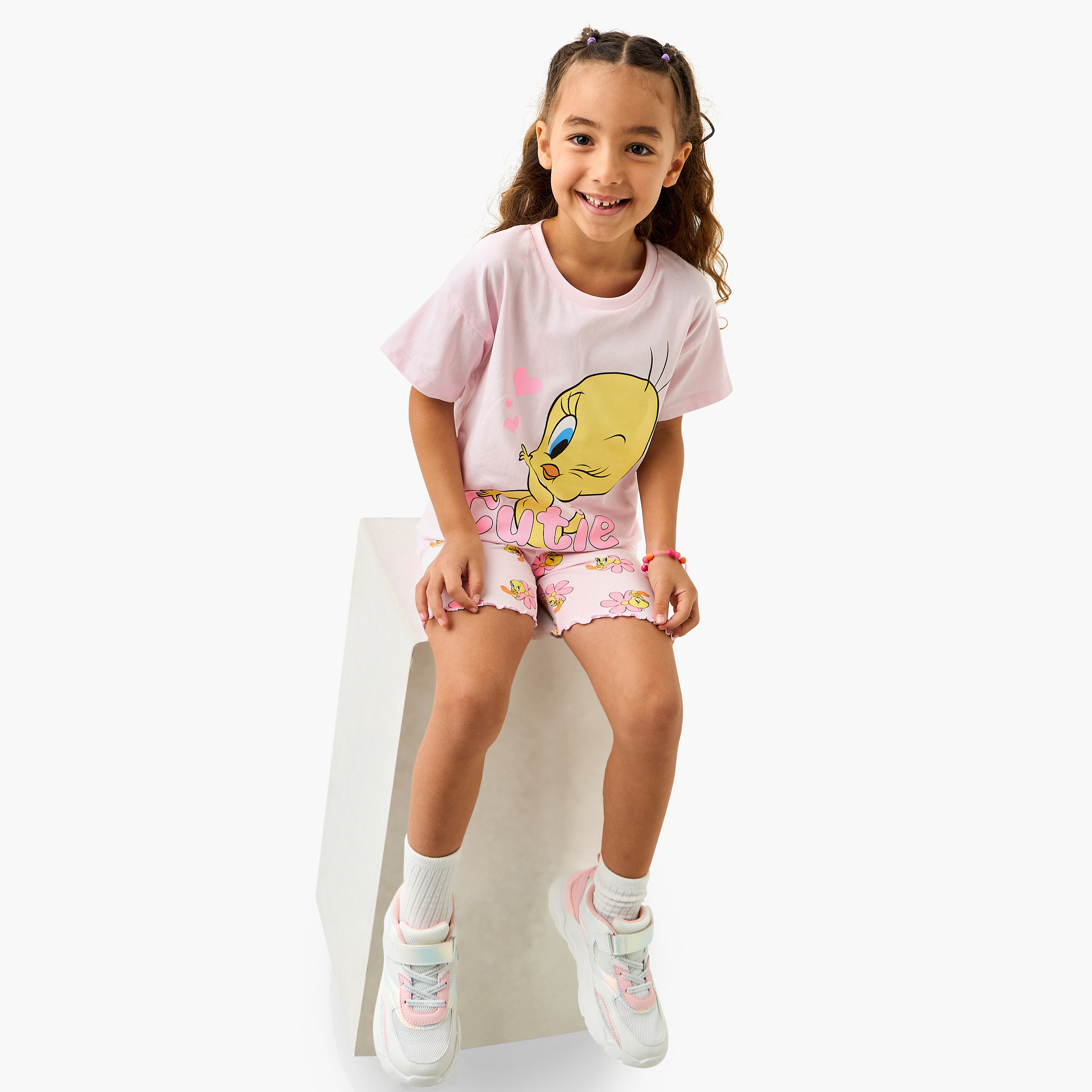 طقم تيشيرت وشورت بطبعات تويتي-baby-girls-clothing-setsandcoords-image-1
