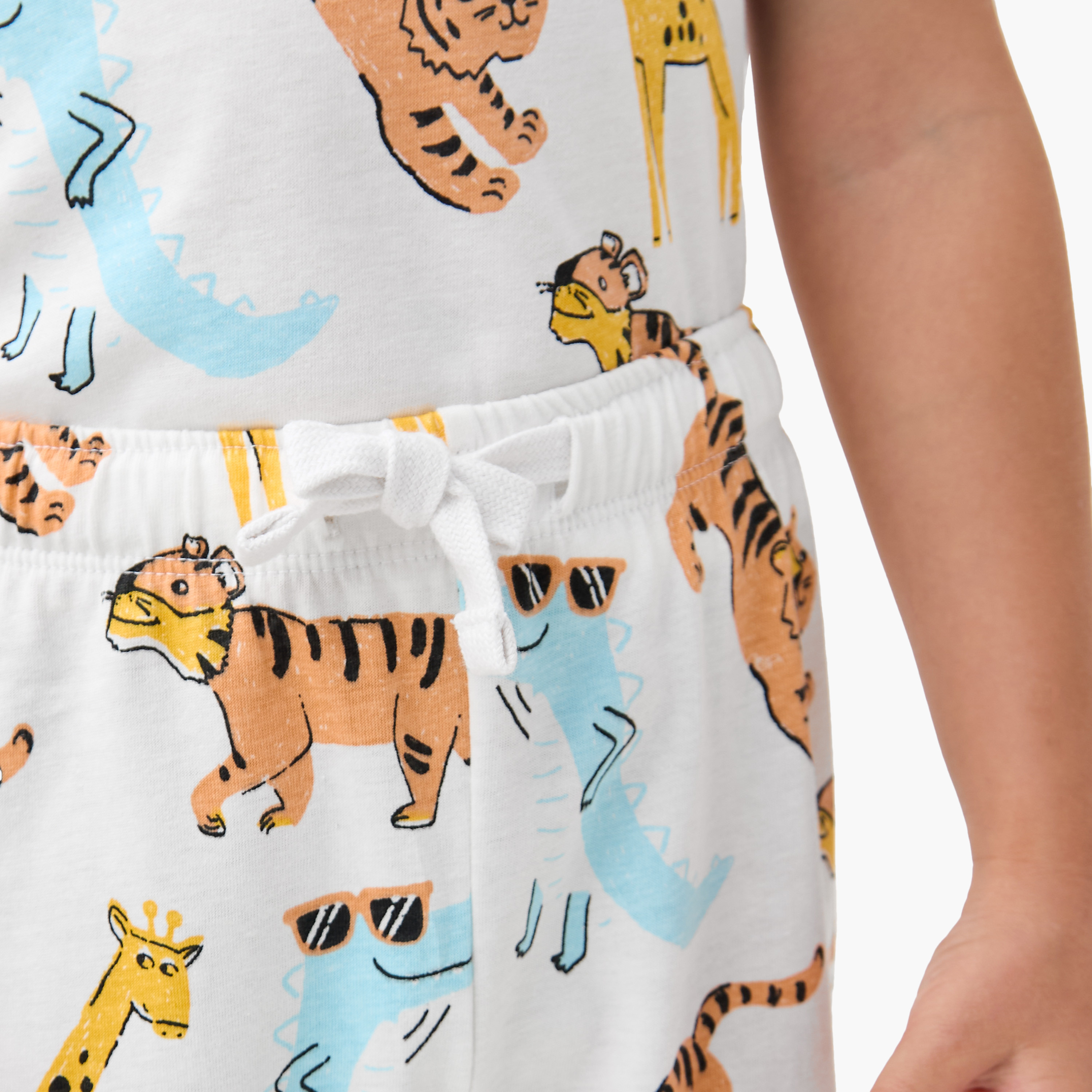 طقم بيجاما قطن بطبعات وأكمام قصيرة وياقة مستديرة  من جونيورز -  طقم من 3 قطع-baby-boys-clothing-nightwear-pyjamasets-image-3