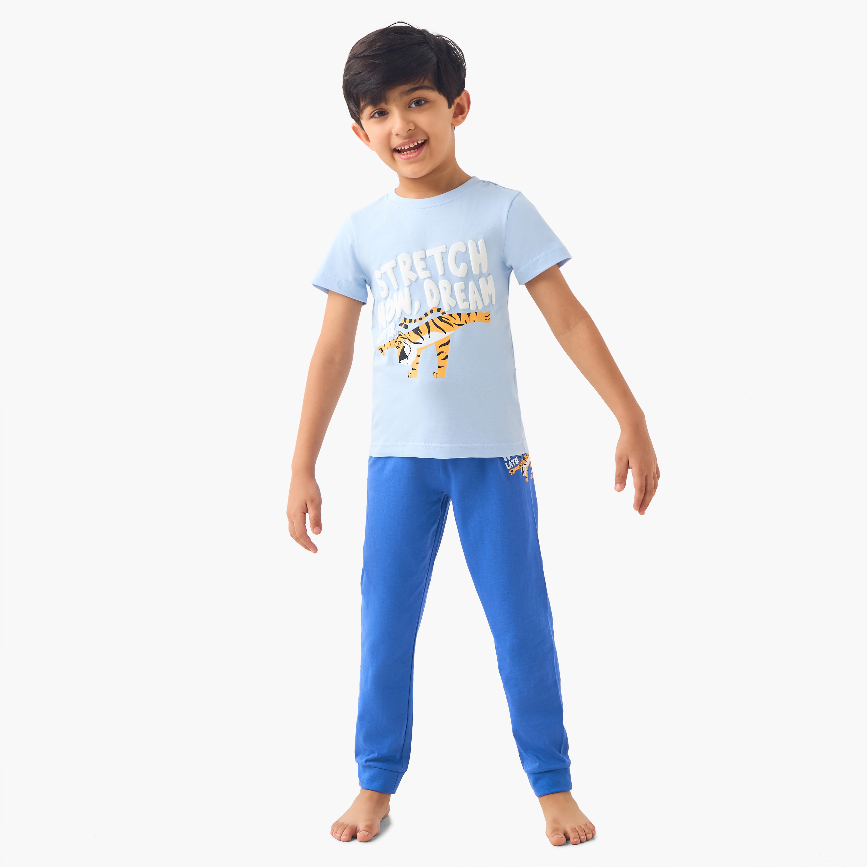 طقم بنطلون بيجاما وتيشيرت بطبعات جرافيك من جونيورز-boys-clothing-nightwear-image-1