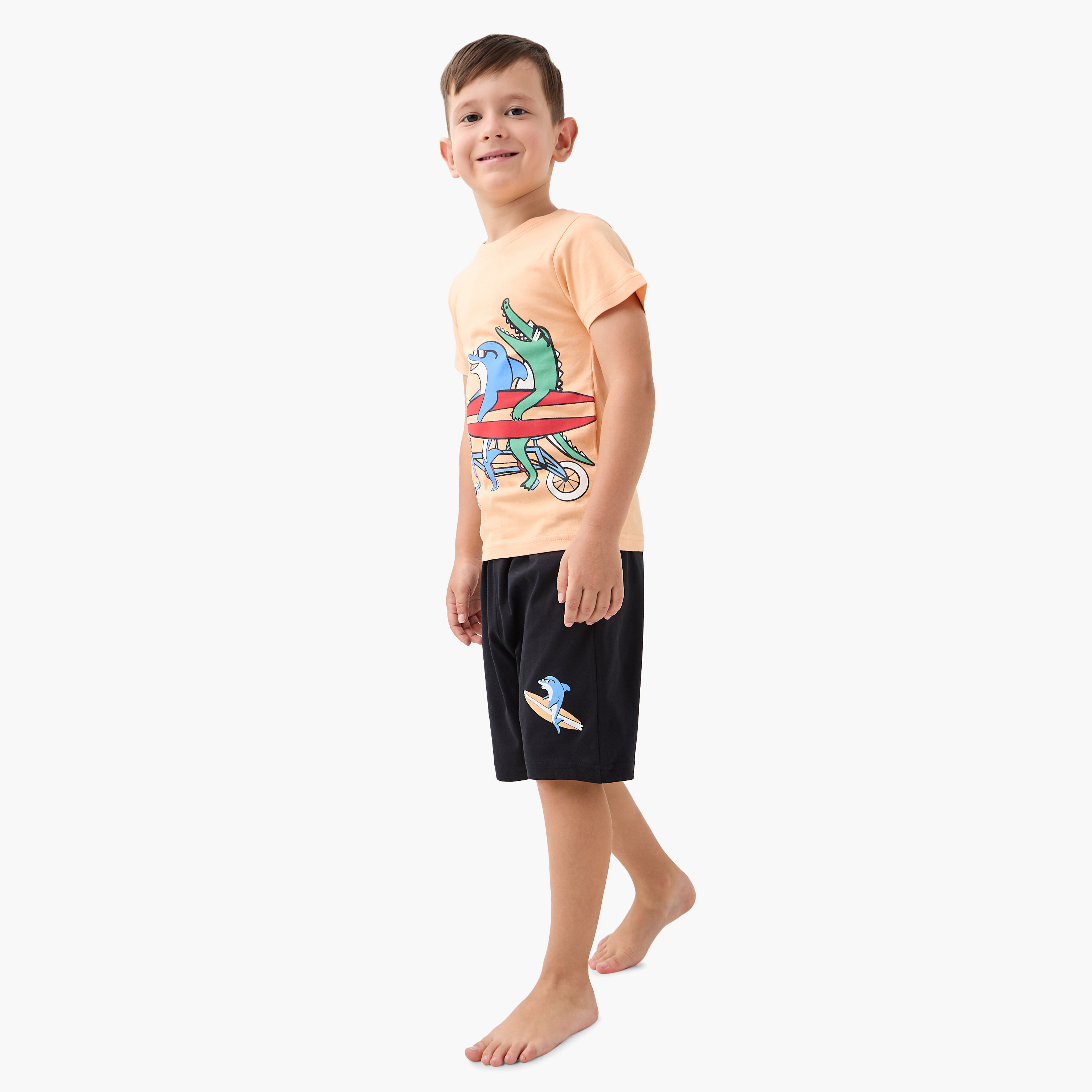 طقم تي شيرت وشورت جونيورز بطبعة جرافيك-boys-clothing-nightwear-image-1