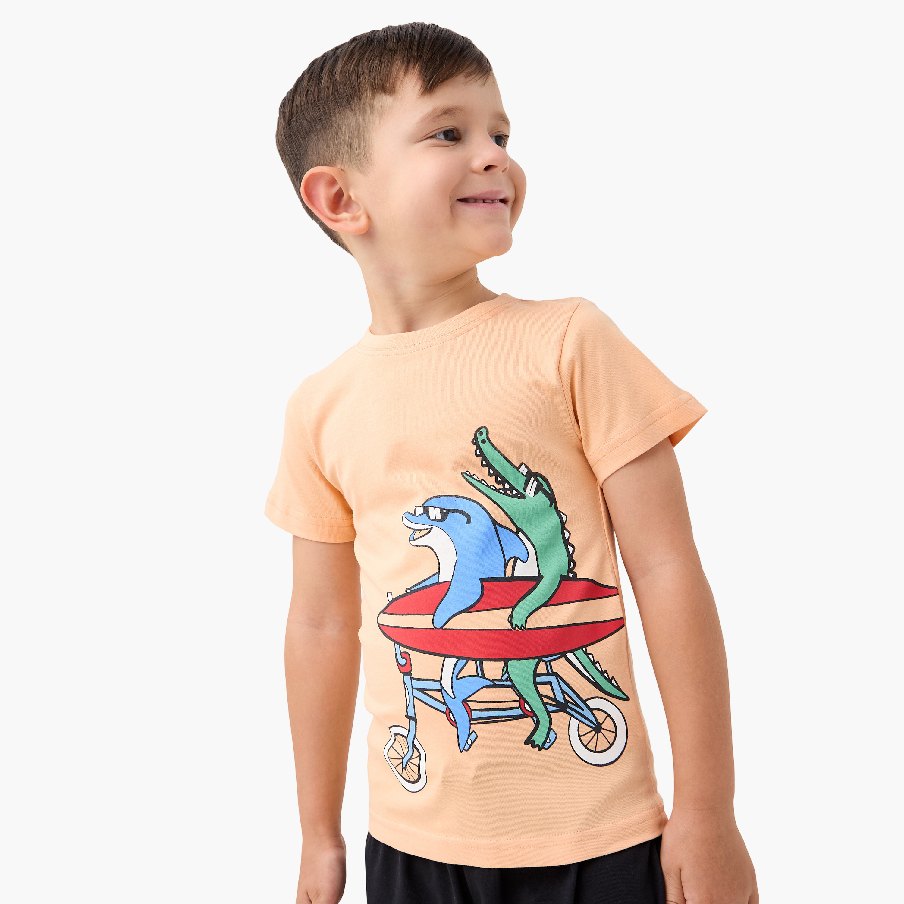 طقم تي شيرت وشورت جونيورز بطبعة جرافيك-boys-clothing-nightwear-image-2