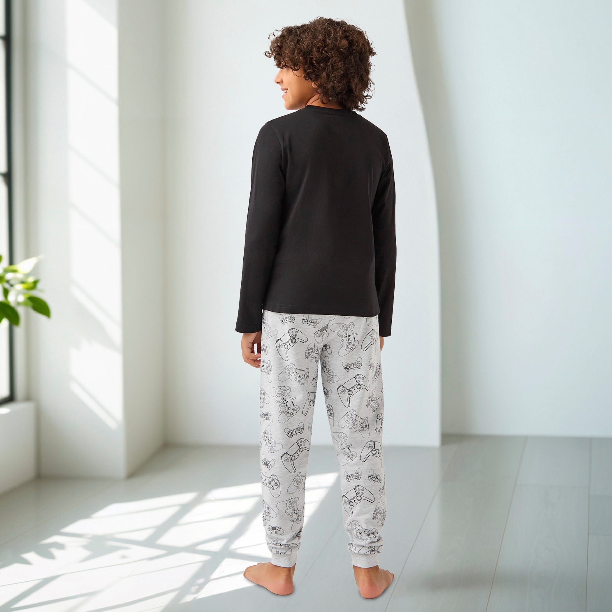 طقم بنطلون بيجاما وتيشيرت بطبعات-boys-clothing-nightwear-image-3