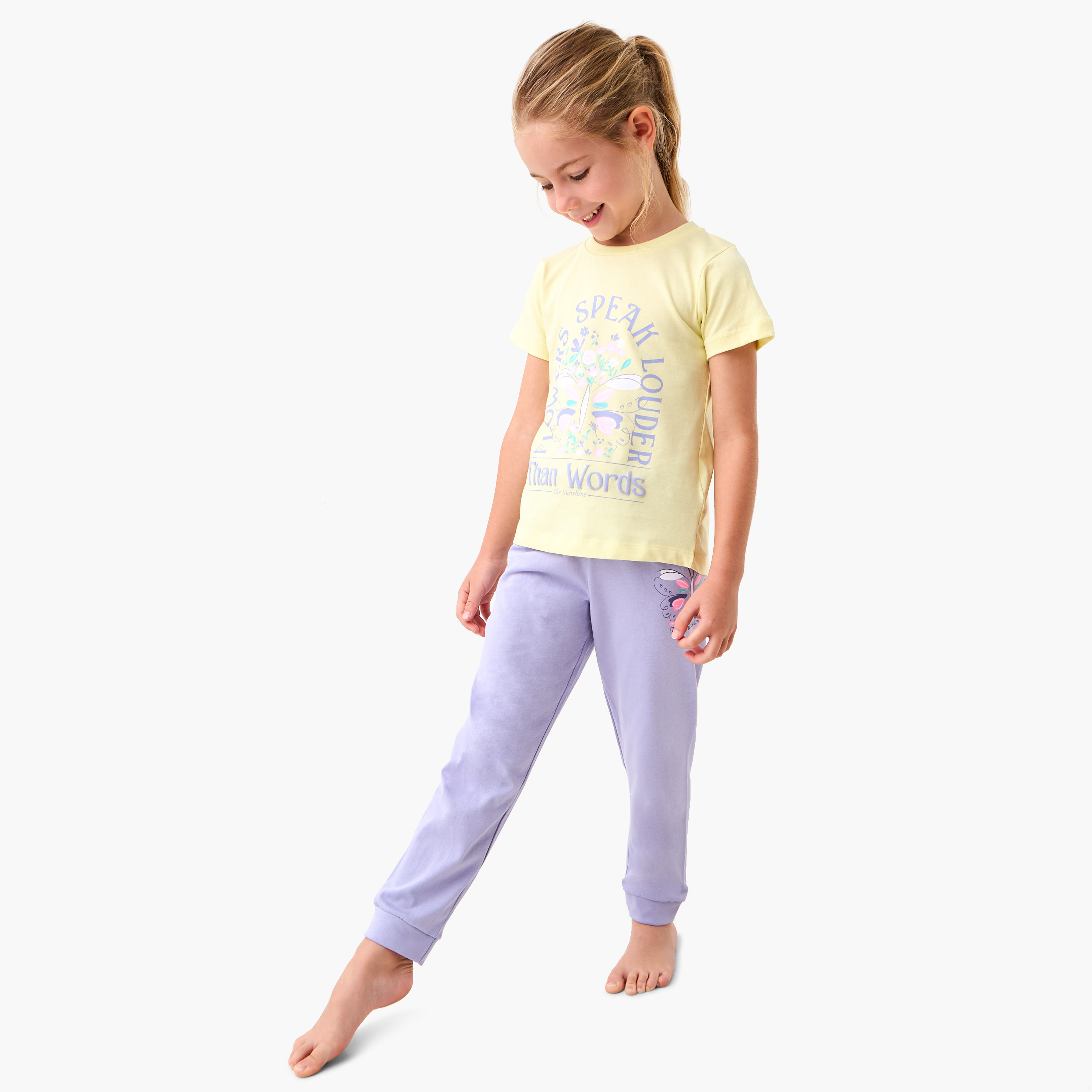 طقم بنطلون بيجاما وتيشيرت بطبعات من جونيورز-girls-clothing-nightwear-image-1