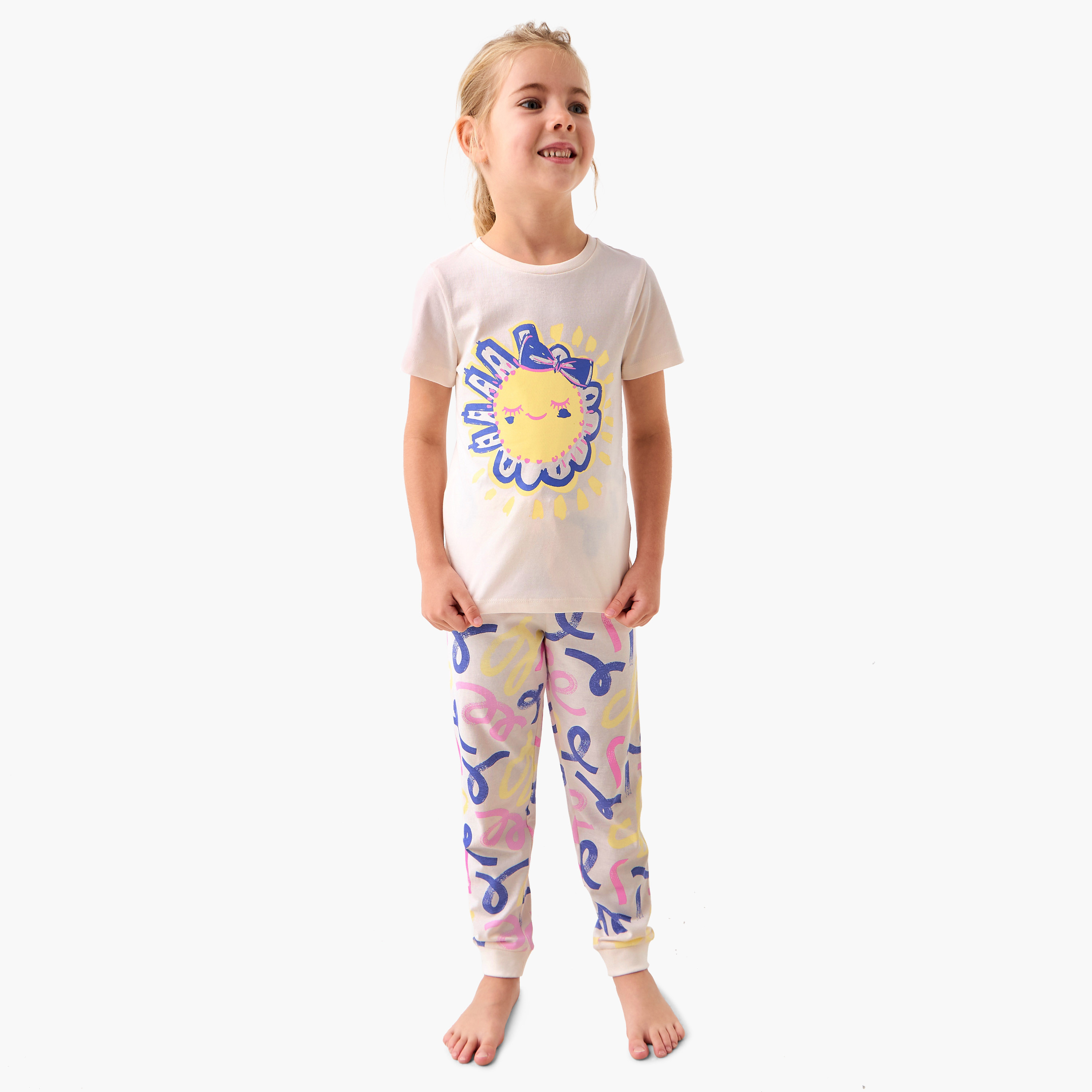 طقم بنطلون بيجاما وتيشيرت بطبعات من جونيورز-girls-clothing-nightwear-image-6