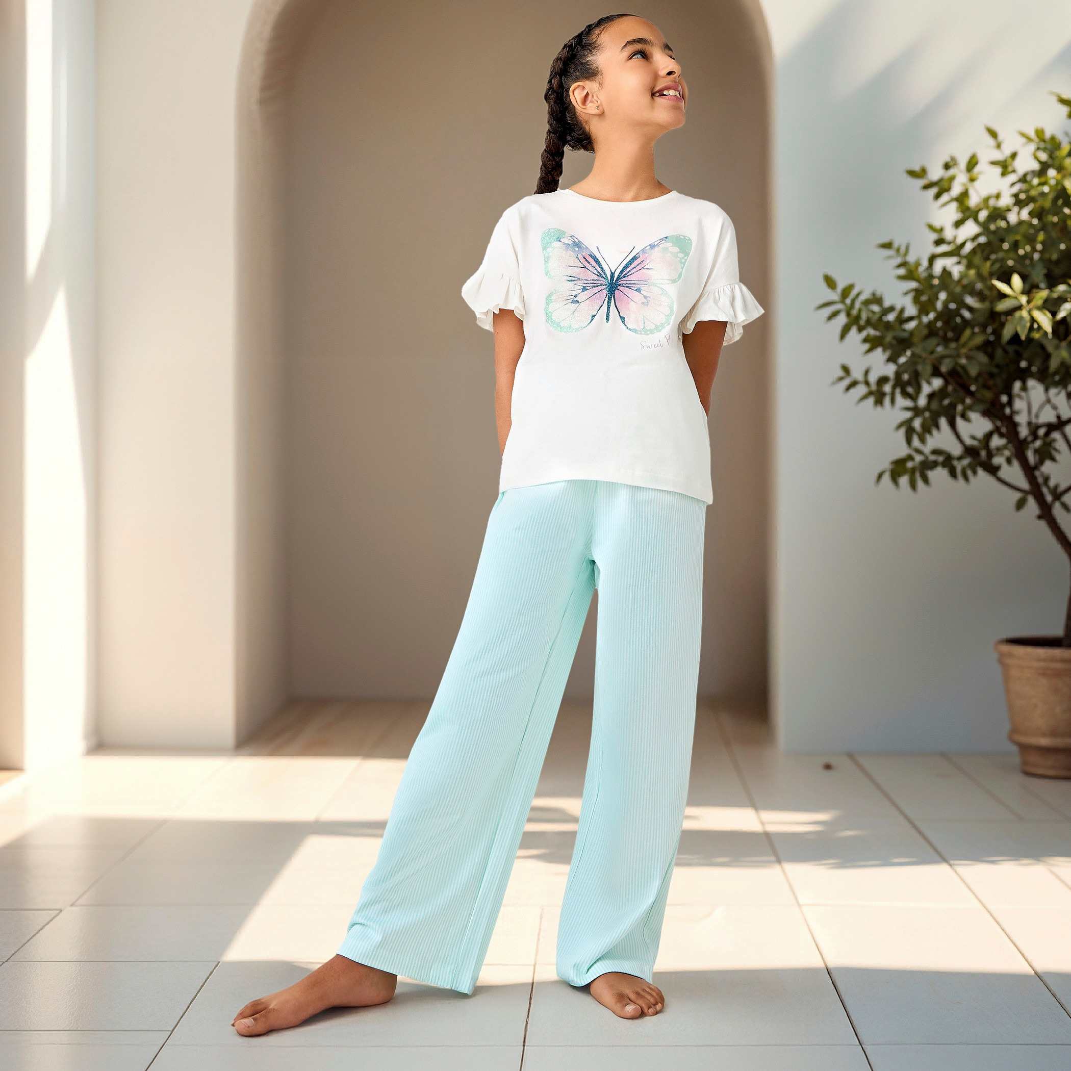 طقم بنطلون بيجاما بخصر مطاطي وتيشيرت بطبعات فراشات من جونيورز-girls-clothing-nightwear-image-1