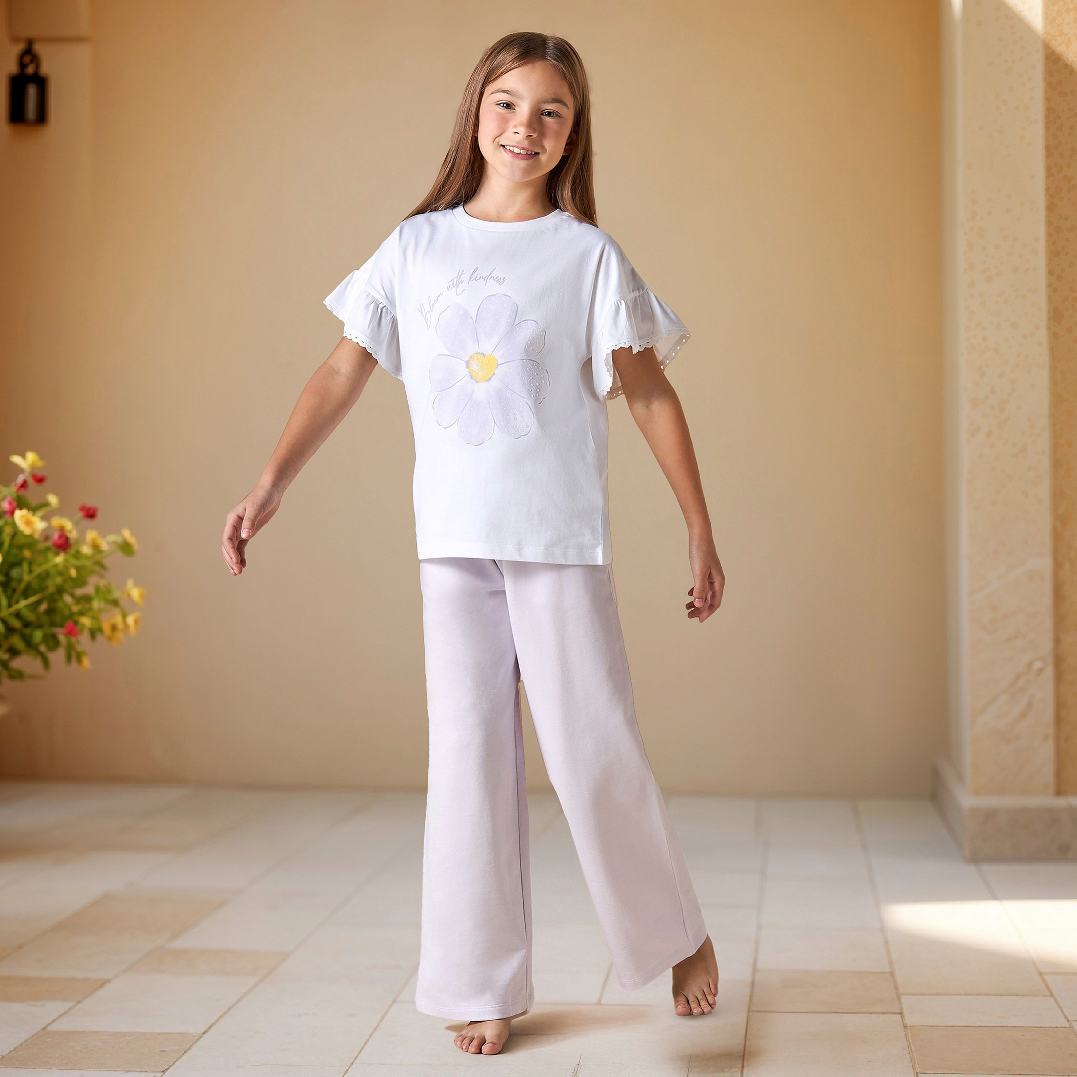 طقم بنطلون بيجاما وتيشيرت بطبعات من جونيورز-girls-clothing-nightwear-image-1