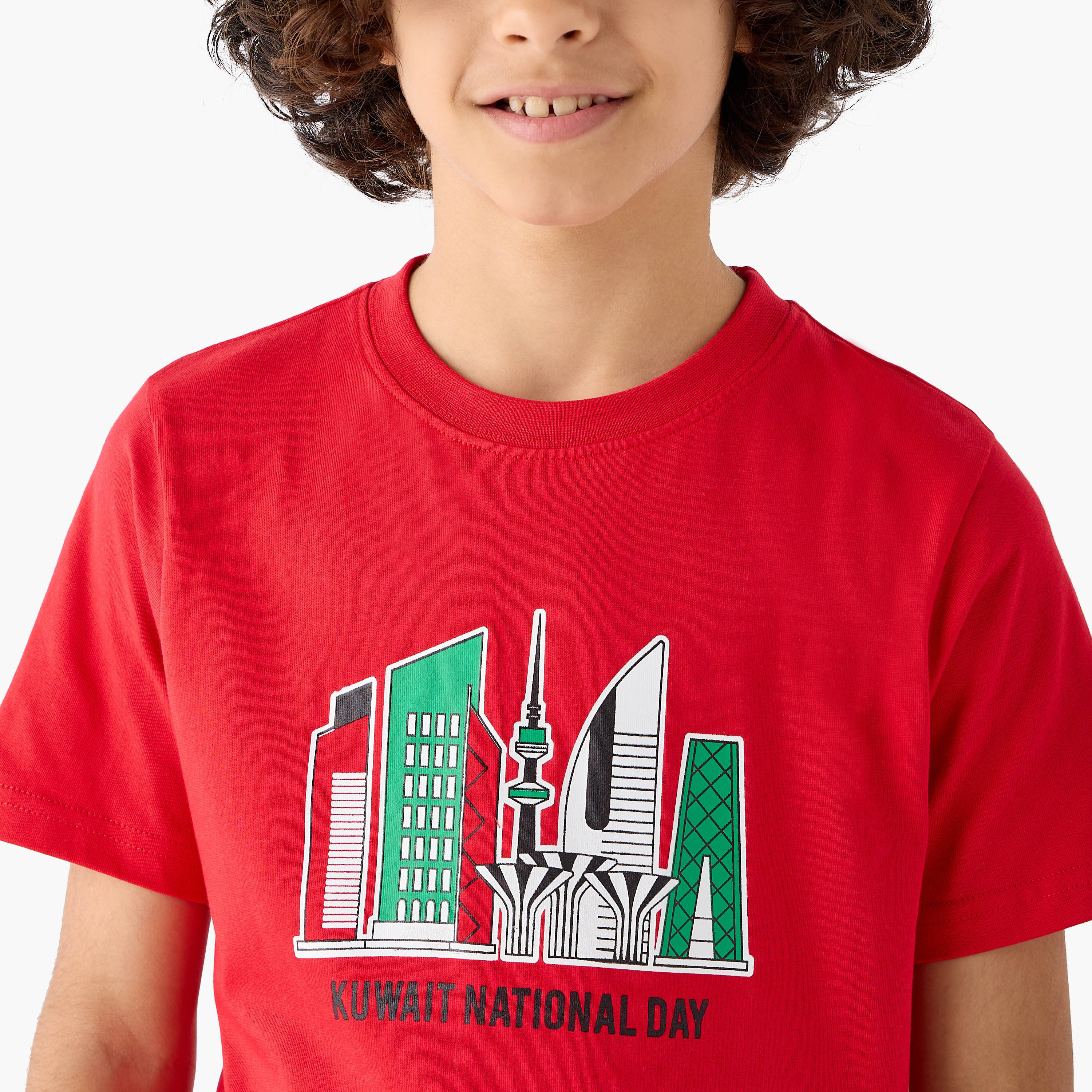تيشيرت بياقة ضيقة وأكمام قصيرة وطبعات اليوم الوطني الكويتي من جونيورز-boys-clothing-tshirtsandpolos-image-4