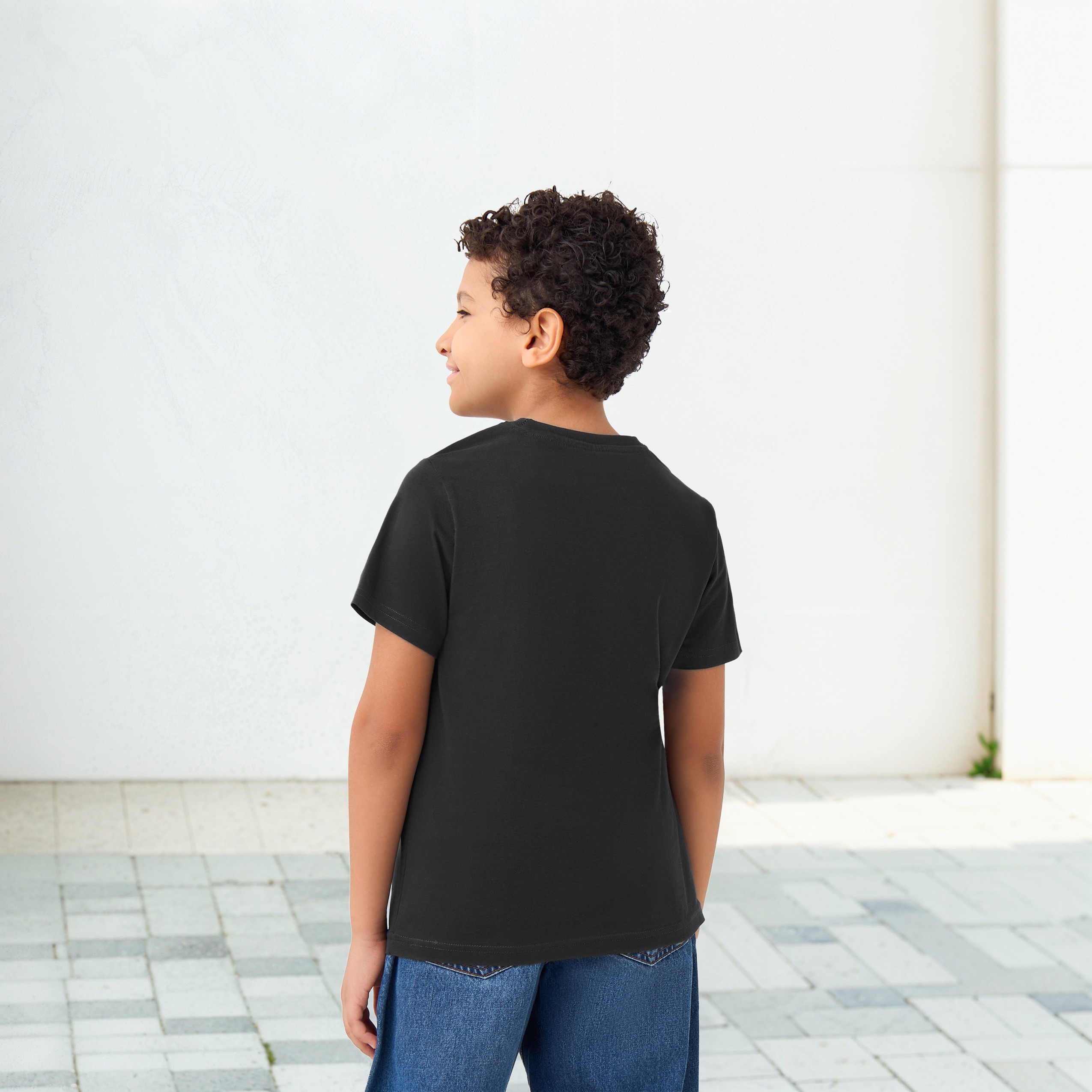 تيشيرت بياقة ضيقة وأكمام قصيرة وطبعات جرافيك من جونيورز-boys-clothing-tshirtsandpolos-image-3