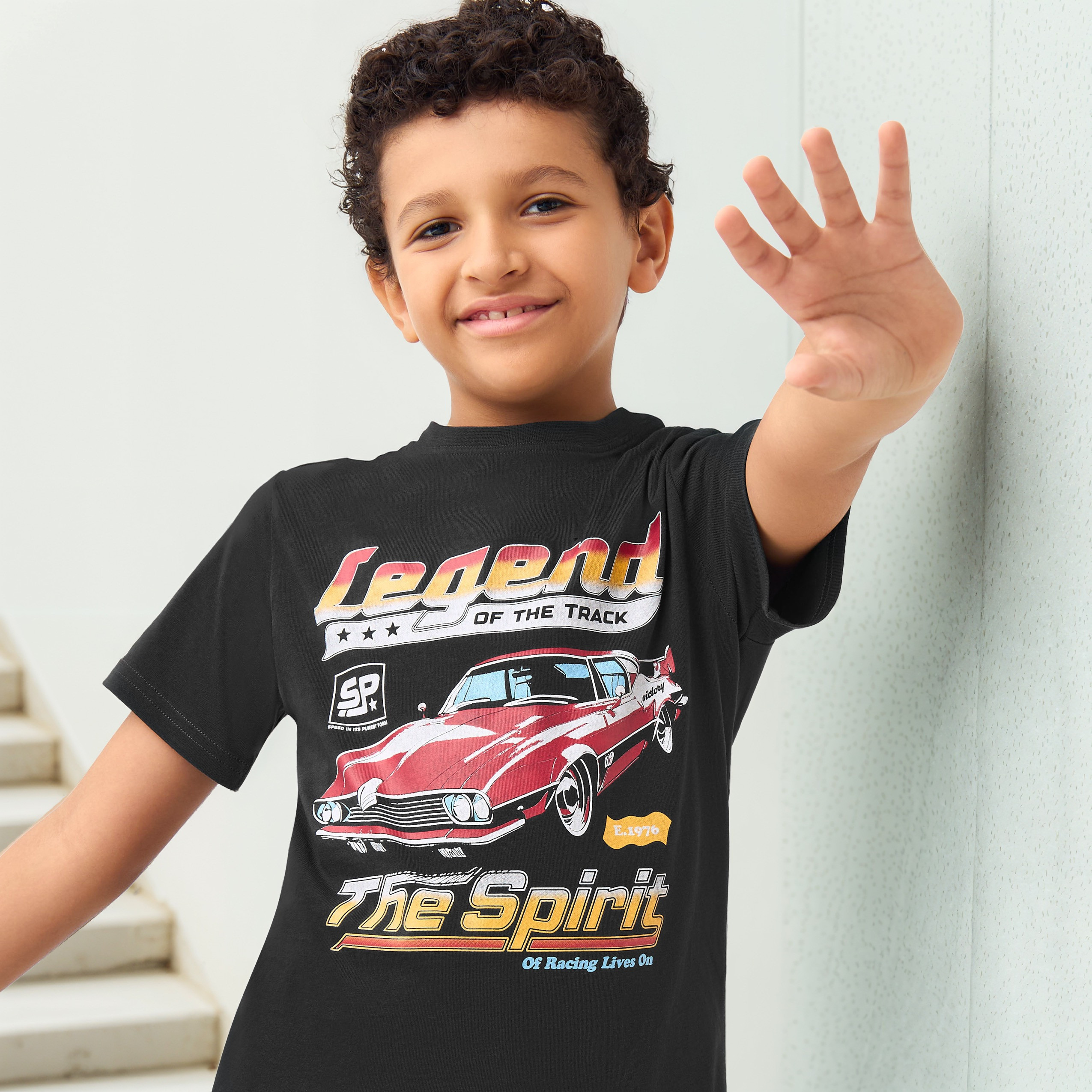 تيشيرت بياقة ضيقة وأكمام قصيرة وطبعات جرافيك من جونيورز-boys-clothing-tshirtsandpolos-image-4