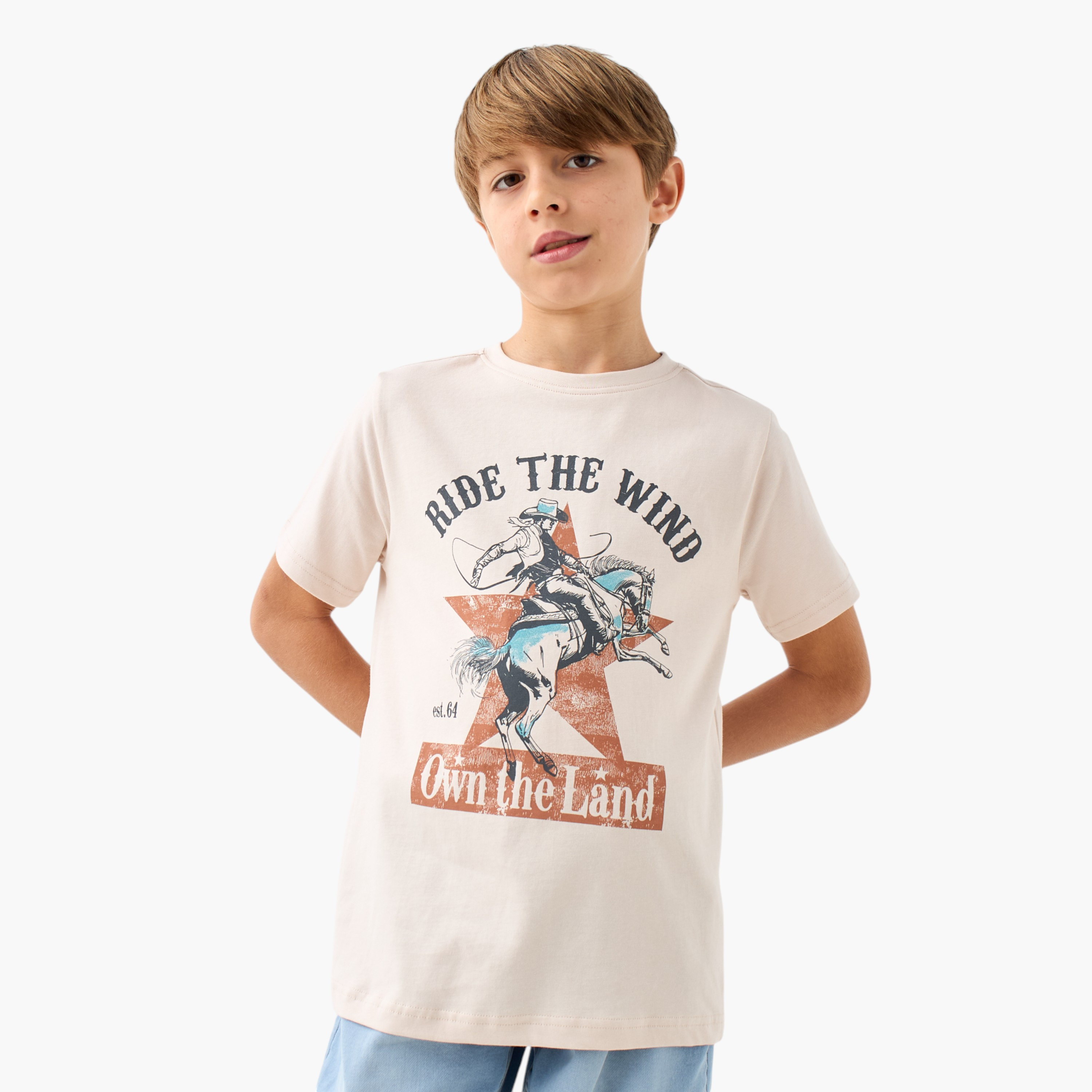 تيشيرت بأكمام قصيرة وياقة ضيقة وطبعات جرافيك من جونيورز-boys-clothing-tshirtsandpolos-image-4