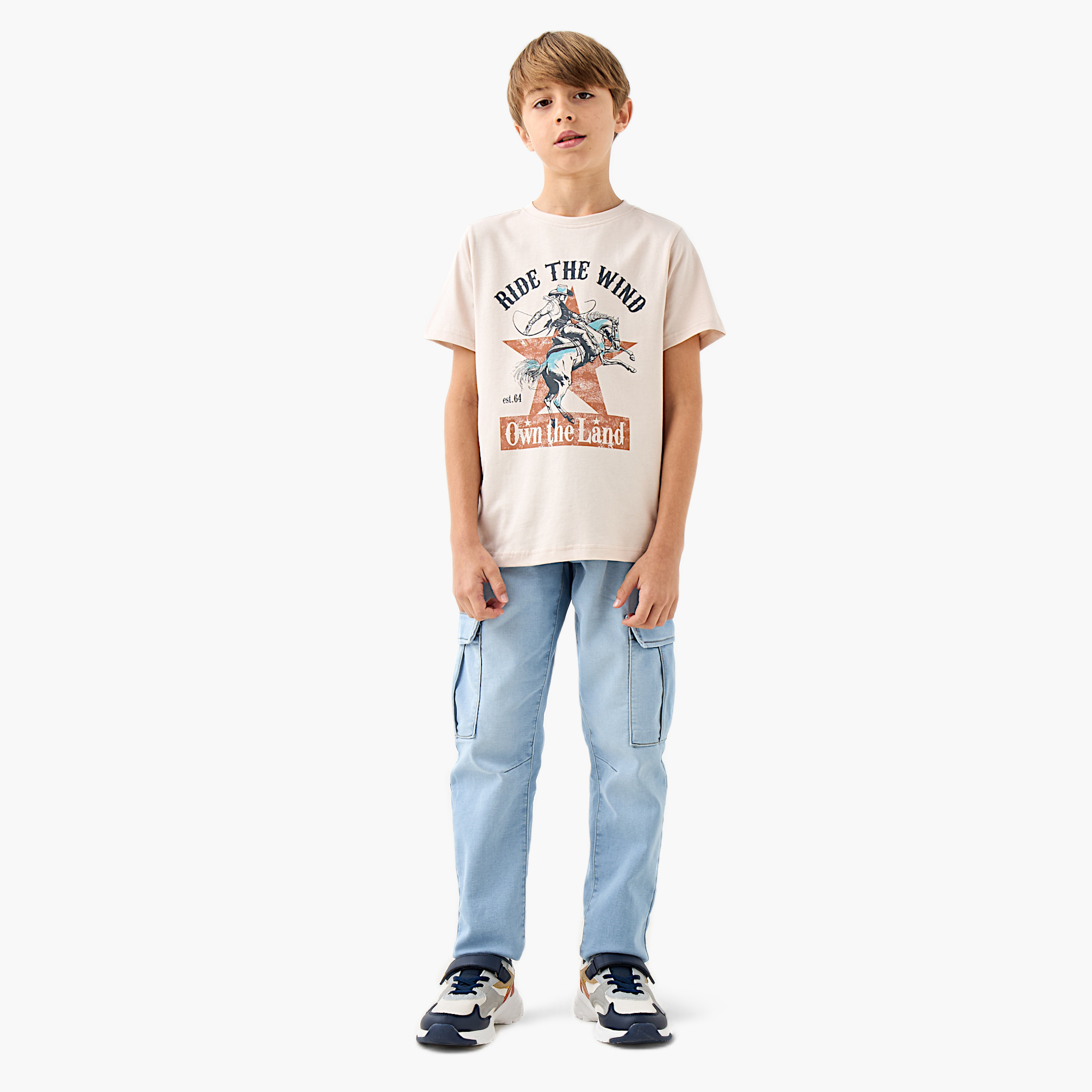 تيشيرت بأكمام قصيرة وياقة ضيقة وطبعات جرافيك من جونيورز-boys-clothing-tshirtsandpolos-image-3