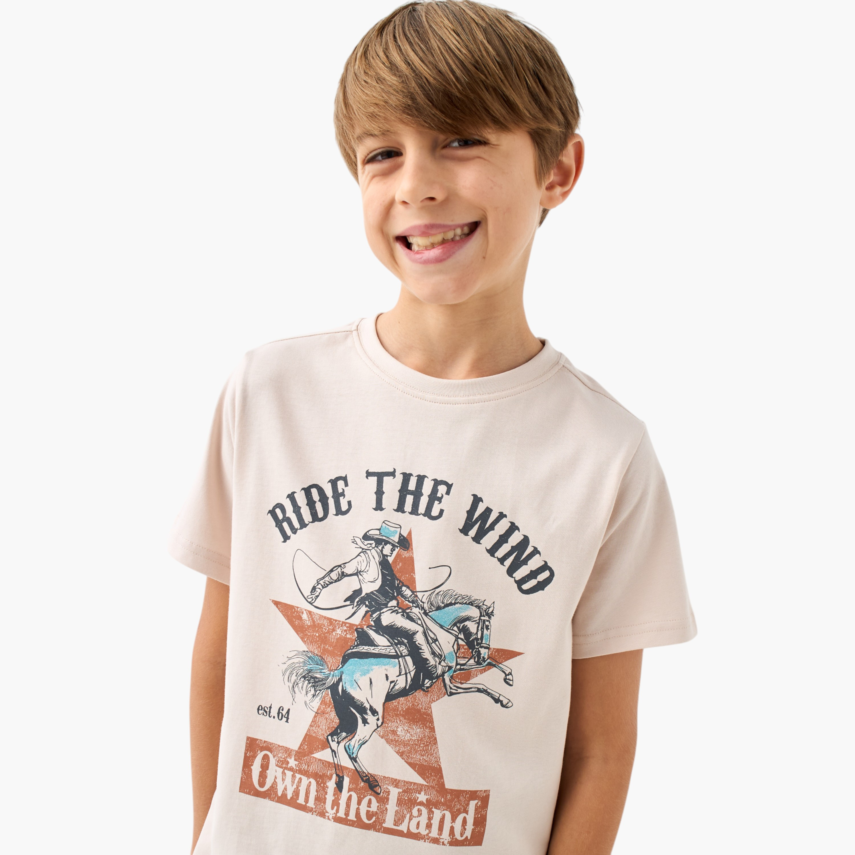 تيشيرت بأكمام قصيرة وياقة ضيقة وطبعات جرافيك من جونيورز-boys-clothing-tshirtsandpolos-image-1