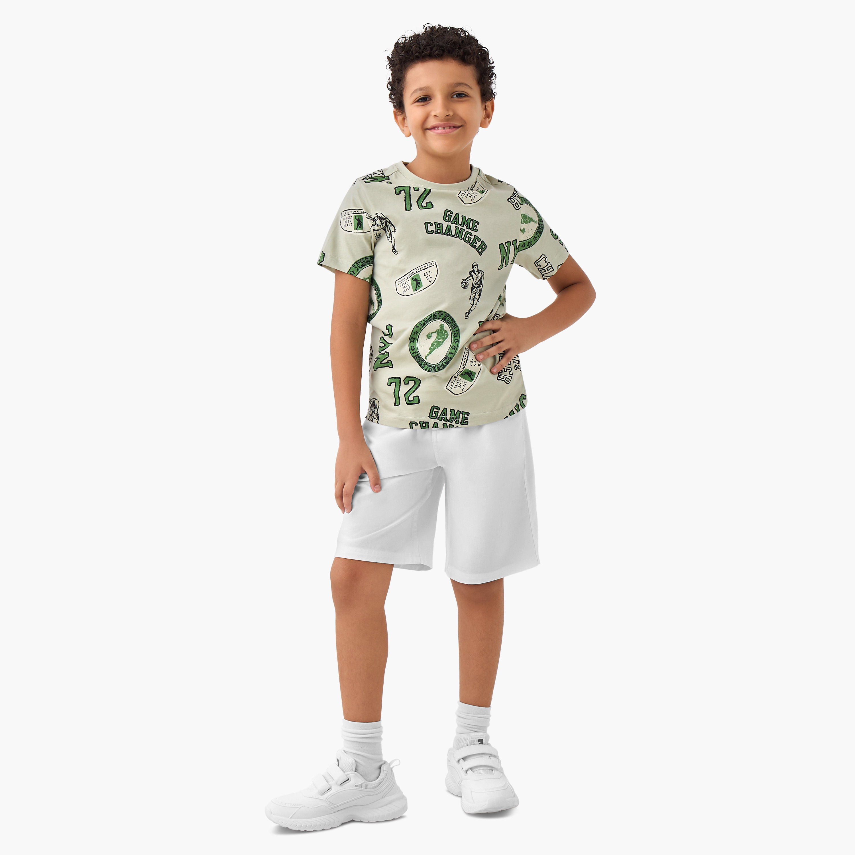 تيشيرت بياقة ضيّقة وأكمام قصيرة وطبعات تزينه بالكامل من جونيورز-boys-clothing-tshirtsandpolos-image-2