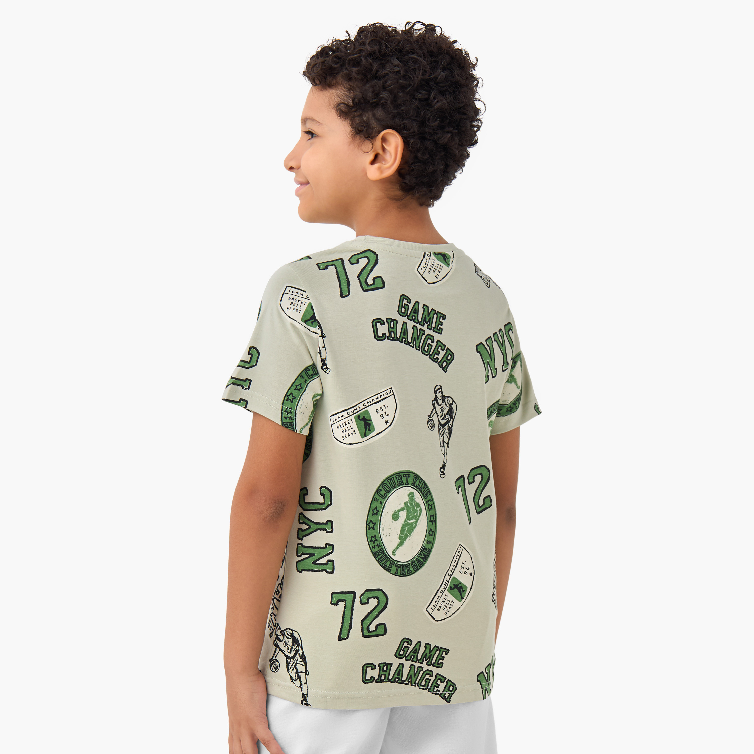 تيشيرت بياقة ضيّقة وأكمام قصيرة وطبعات تزينه بالكامل من جونيورز-boys-clothing-tshirtsandpolos-image-3