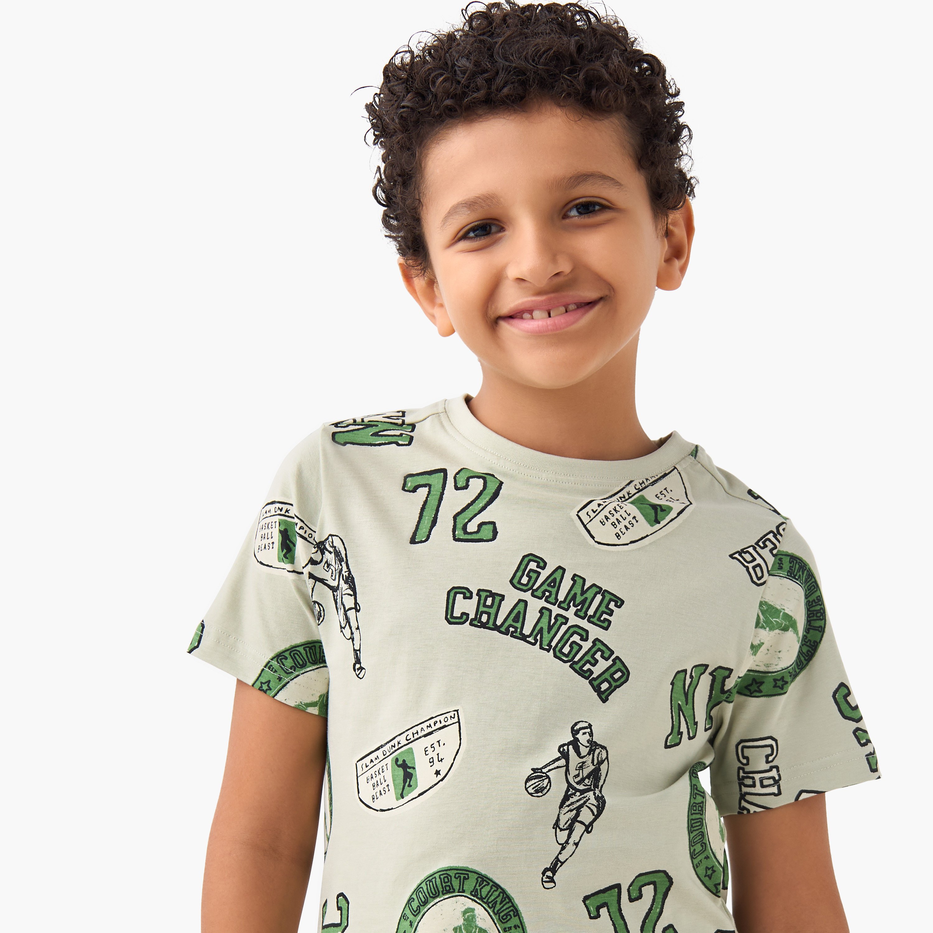تيشيرت بياقة ضيّقة وأكمام قصيرة وطبعات تزينه بالكامل من جونيورز-boys-clothing-tshirtsandpolos-image-4