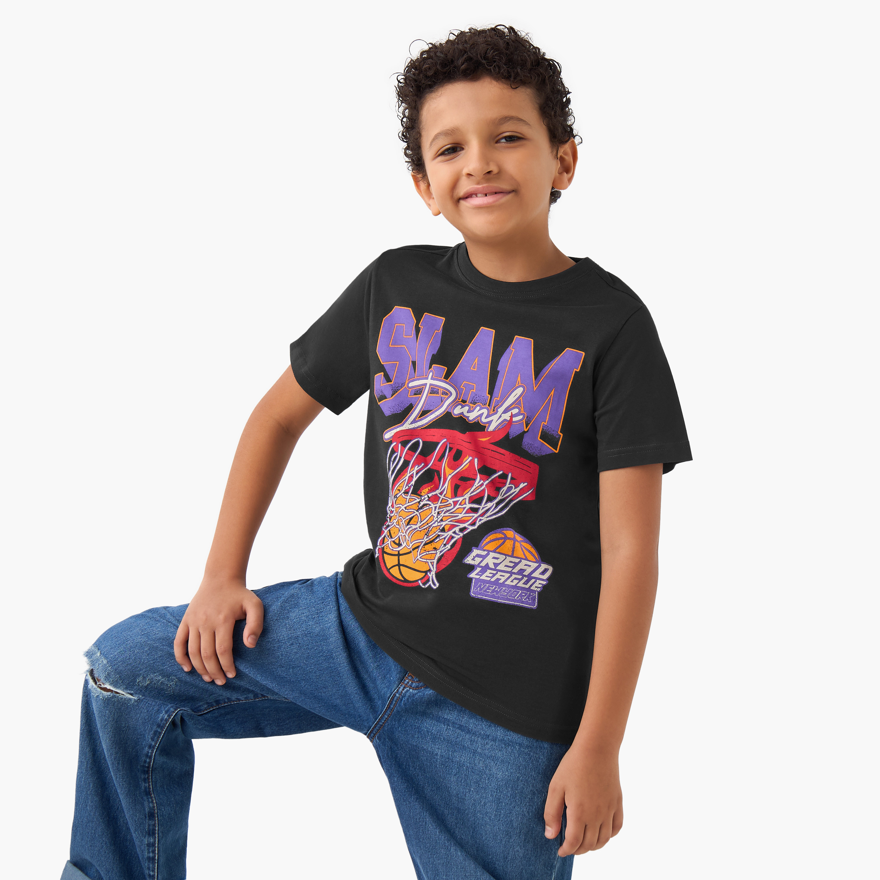 تيشيرت بياقة ضيقة وأكمام قصيرة وطبعات جرافيك من جونيورز-boys-clothing-tshirtsandpolos-image-1