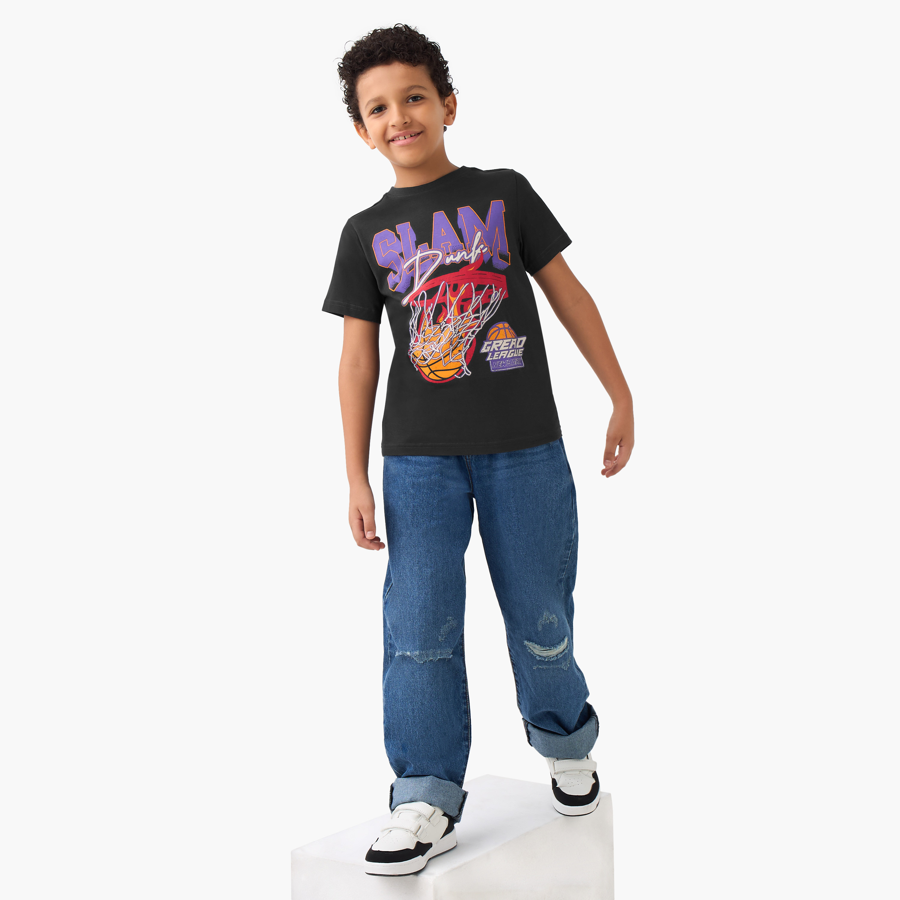 تيشيرت بياقة ضيقة وأكمام قصيرة وطبعات جرافيك من جونيورز-boys-clothing-tshirtsandpolos-image-2