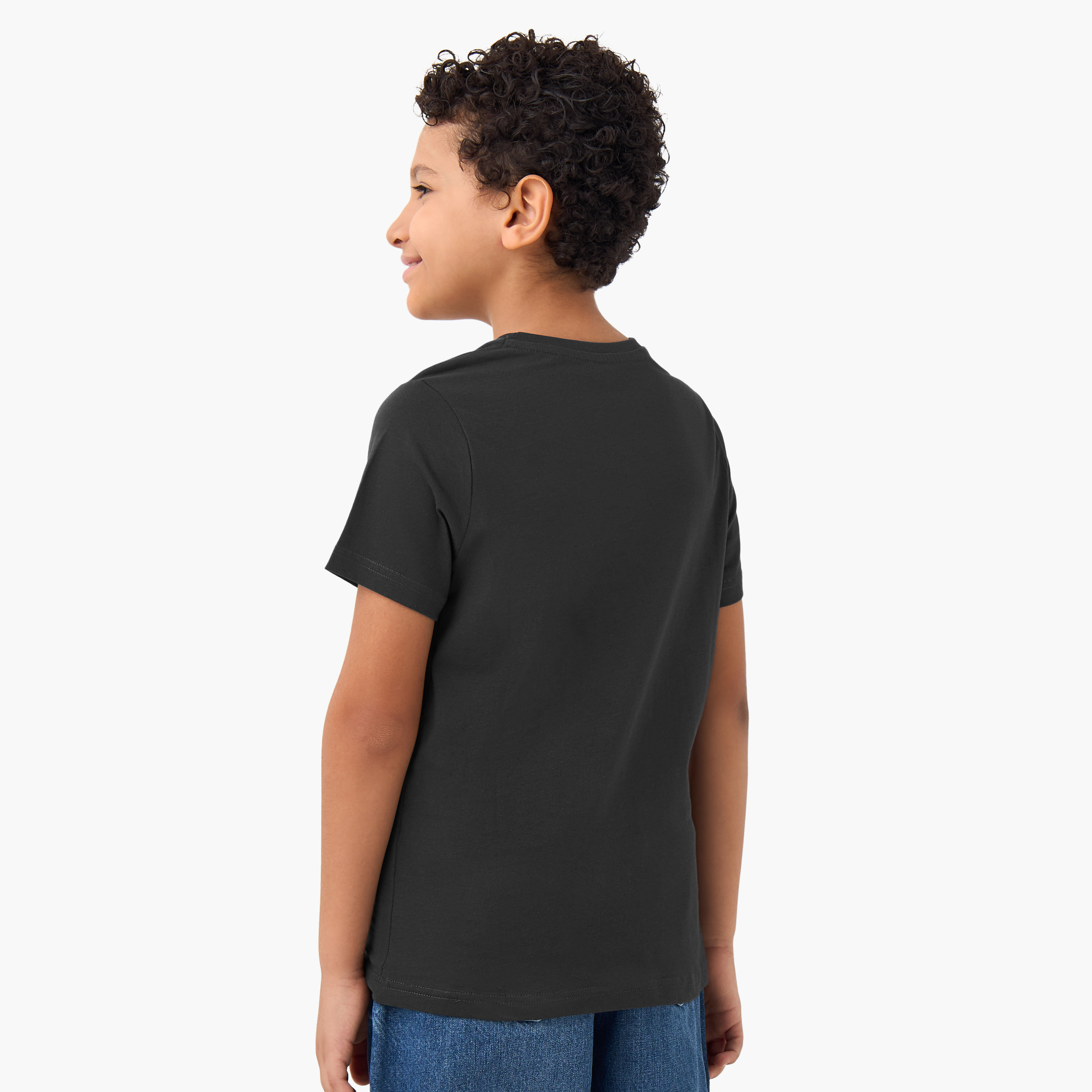 تيشيرت بياقة ضيقة وأكمام قصيرة وطبعات جرافيك من جونيورز-boys-clothing-tshirtsandpolos-image-3